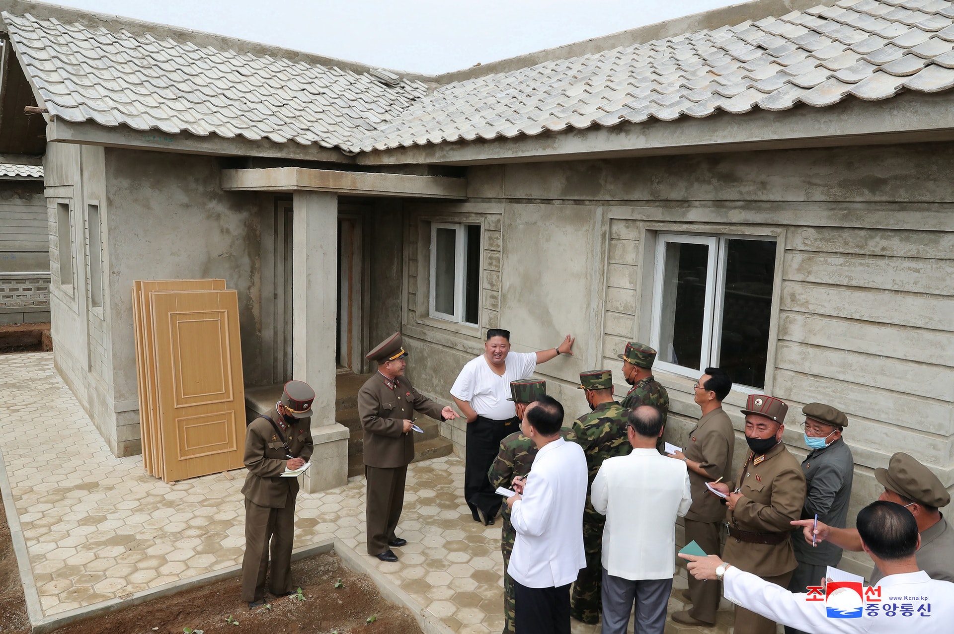 金正恩還指出,深化社會主義農村建設綱領是朝鮮現時急需解決的其中一個問題,勞動黨代表大會將會就此重大問題進行回應。(Reuters) 金正恩還指出,深化社會主義農村建設綱領是朝鮮現時急需解決的其中一個問題,勞動黨代表大會將會就此重大問題進行回應。(Reuters)