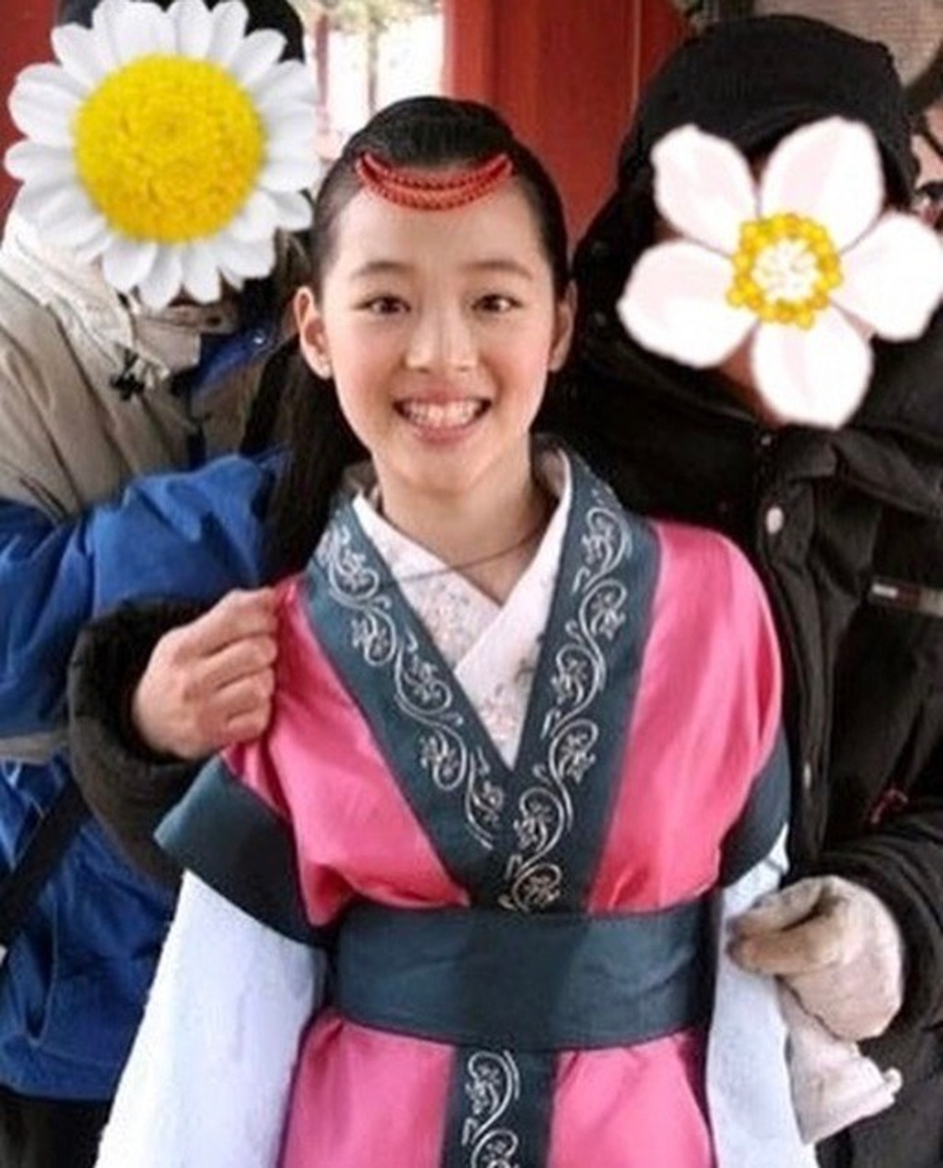 Sulli 9岁以童星出道,成人前收入一直由母亲管理。