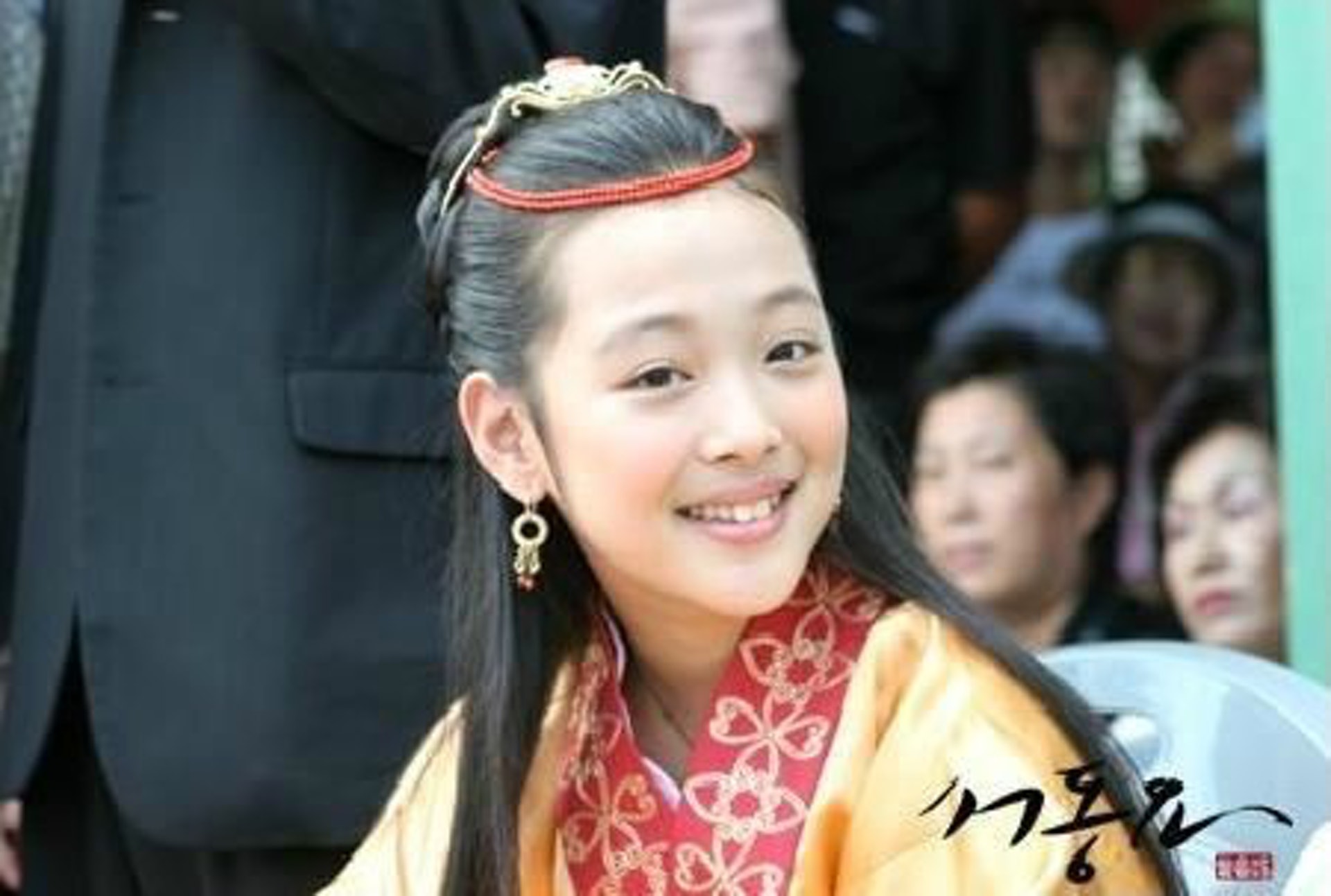 Sulli 9岁以童星出道,成人前收入一直由母亲管理。