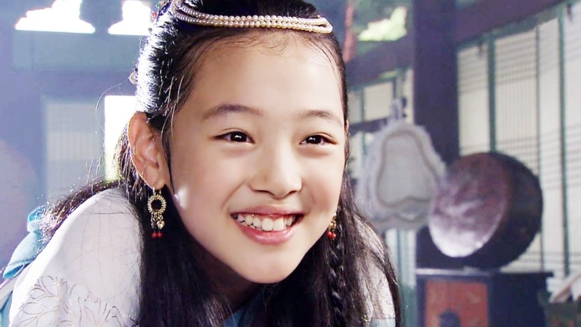 Sulli 9岁以童星出道,成人前收入一直由母亲管理。