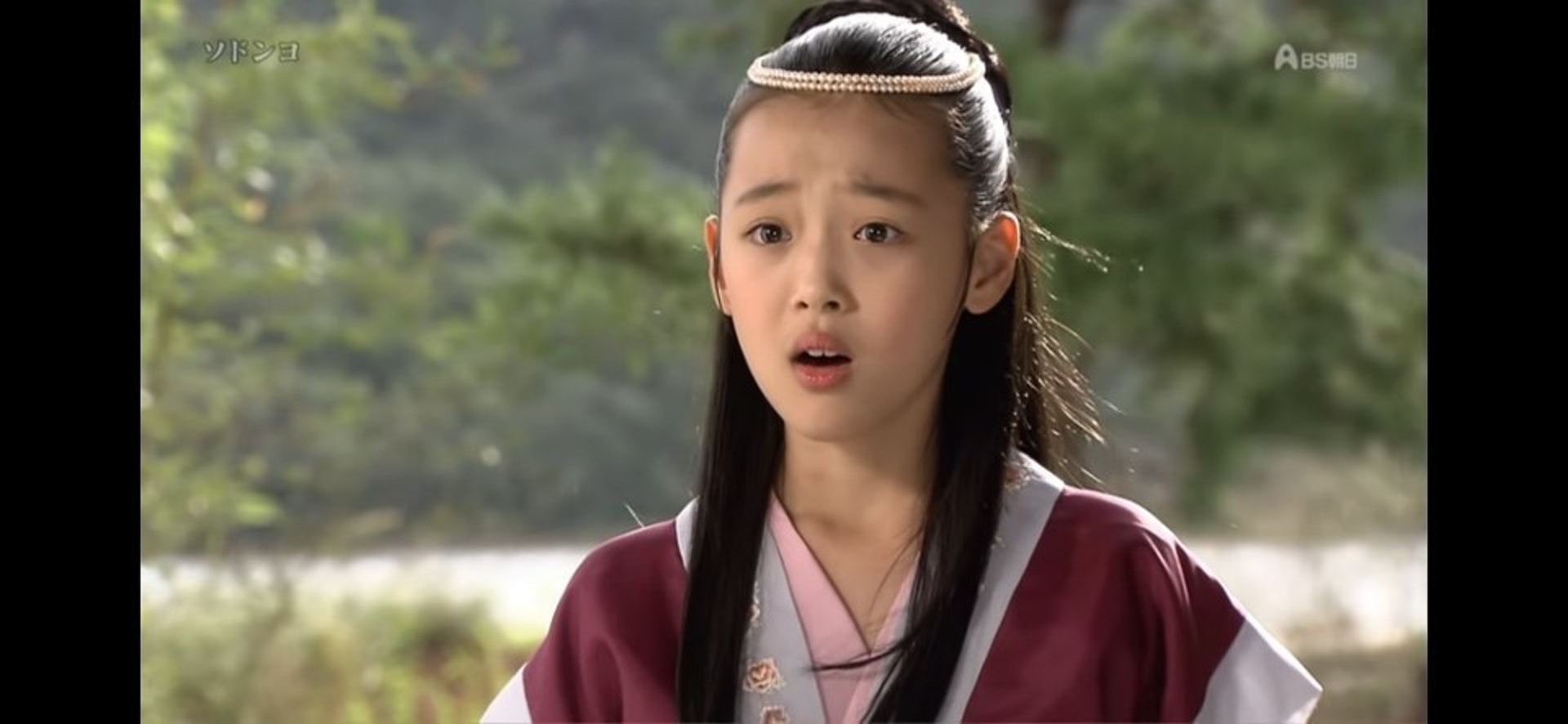 好友表示当时与Sulli讲起母亲都会为女儿做储蓄的话题,这时Sulli才开口提到自己从小学出道以来,把收入交由母亲管理,询问下才发现,原来母亲一直没有为自己做储蓄,不但用在其他地方,更私下向公司预支其他费用。
