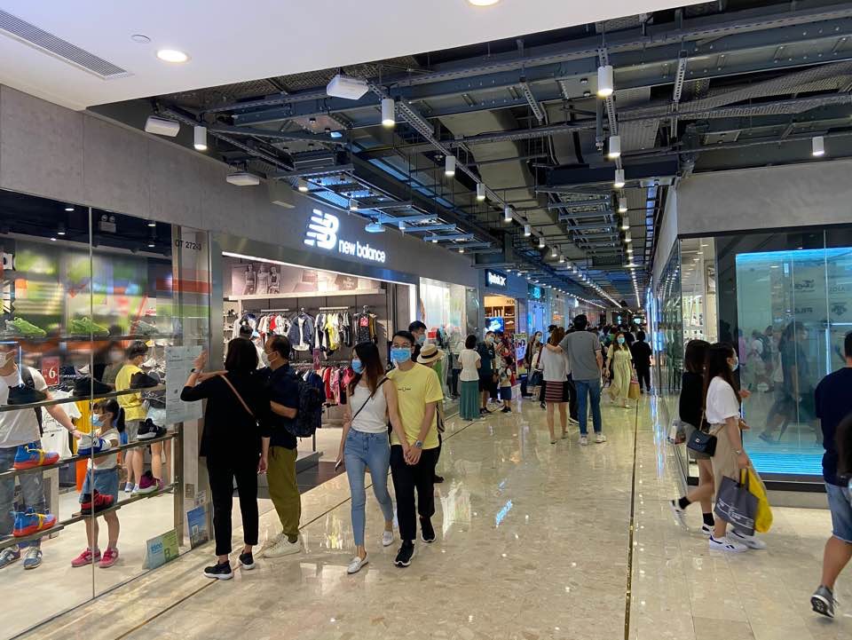 Harbour City Use Coupons For More Than 100 Citizens To Line Up Outside Gucci Restaurants Before The Deadline The Limited Times