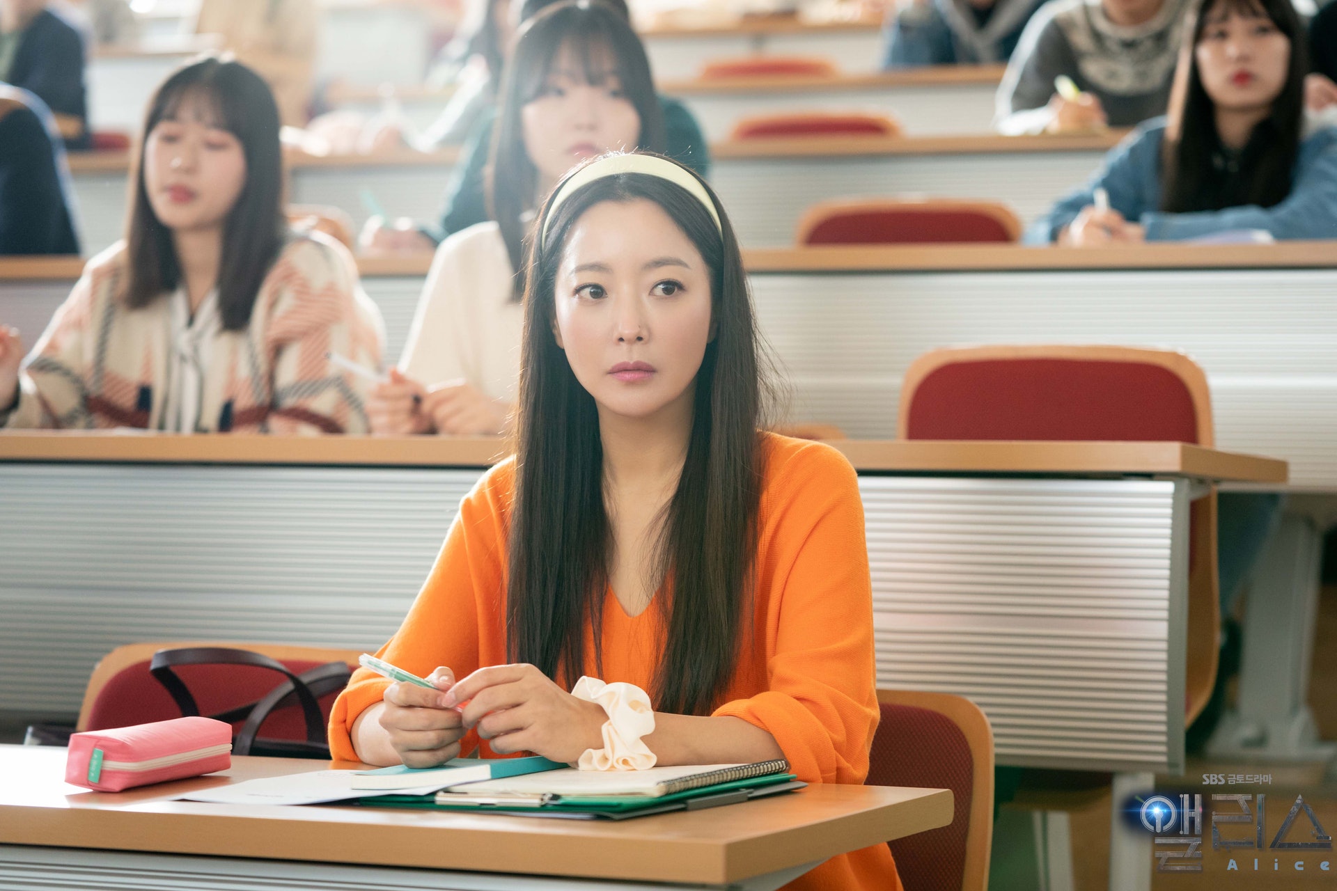 金喜善在《Alice》中扮起大學生,完全零違和感!(劇照) 金喜善在《Alice》中扮起大學生,完全零違和感!(劇照)