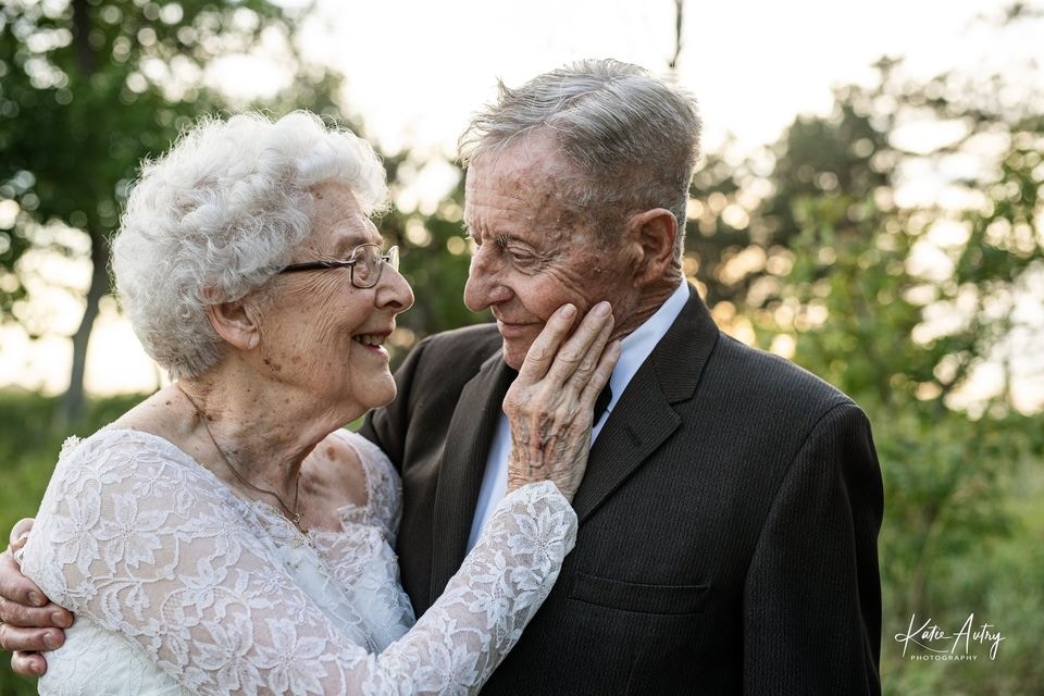 八旬老夫婦重披60年婚紗禮服慶祝感動網民維繫幸福婚姻靠5點