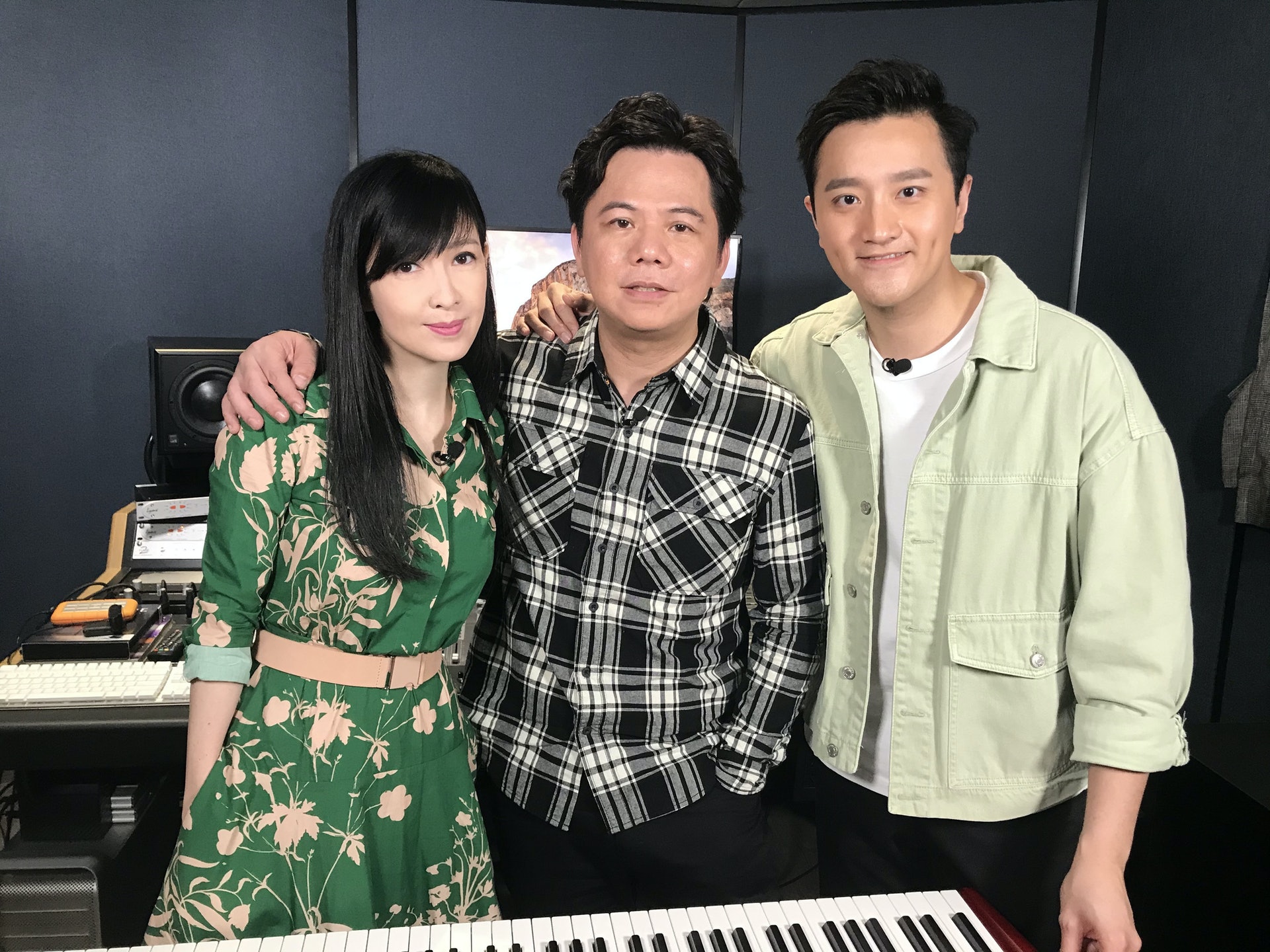 《我們的音樂時代》來到最後一集,主持許文軒(Edmond)邀請周慧敏(Vivian)和音樂人伍仲衡(Harry)成為壓軸嘉賓。 《我們的音樂時代》來到最後一集,主持許文軒(Edmond)邀請周慧敏(Vivian)和音樂人伍仲衡(Harry)成為壓軸嘉賓。