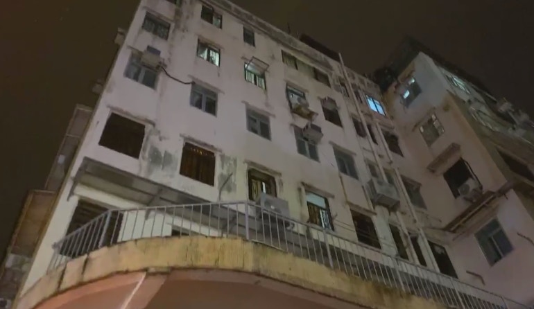 事發地點附近的大廈約為唐6至7樓高,惟貓咪倒卧位置為大廈對開空地,令人質疑牠遭人刻意從高空擲下。(黃兆健fb影片截圖) 事發地點附近的大廈約為唐6至7樓高,惟貓咪倒卧位置為大廈對開空地,令人質疑牠遭人刻意從高空擲下。(黃兆健fb影片截圖)