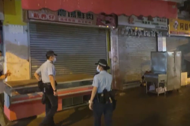 警員事後曾到場了解,暫將案件列作殘酷虐待動物調查。(黃兆健fb影片截圖) 警員事後曾到場了解,暫將案件列作殘酷虐待動物調查。(黃兆健fb影片截圖)