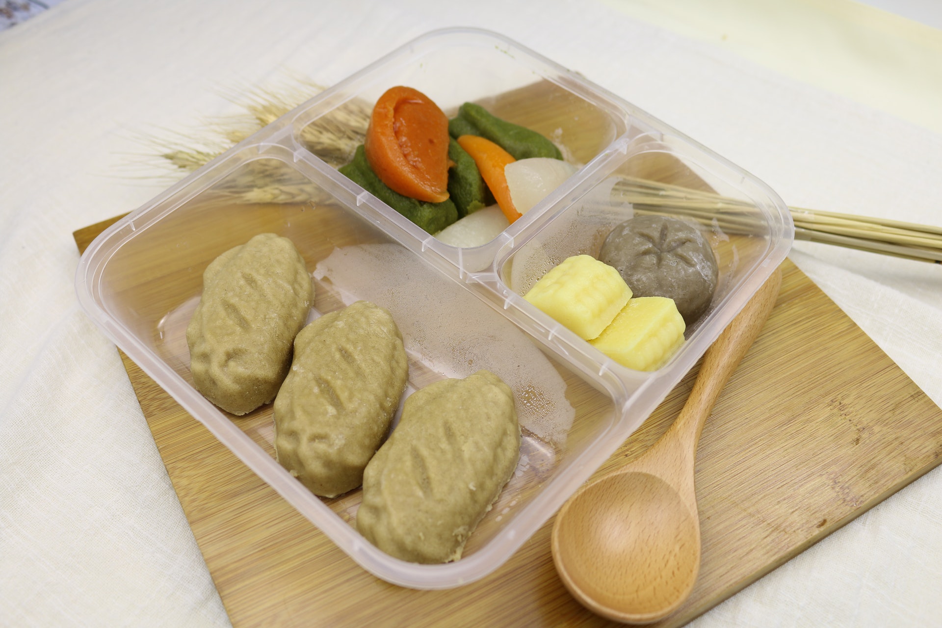其中一款軟餐便當包括雞翼及數款蔬菜,記者試食了一口雞翼,除了口感稍為軟稔及綿密外,味道與一般雞翼無異。(受訪者提供圖片) 其中一款軟餐便當包括雞翼及數款蔬菜,記者試食了一口雞翼,除了口感稍為軟稔及綿密外,味道與一般雞翼無異。(受訪者提供圖片)