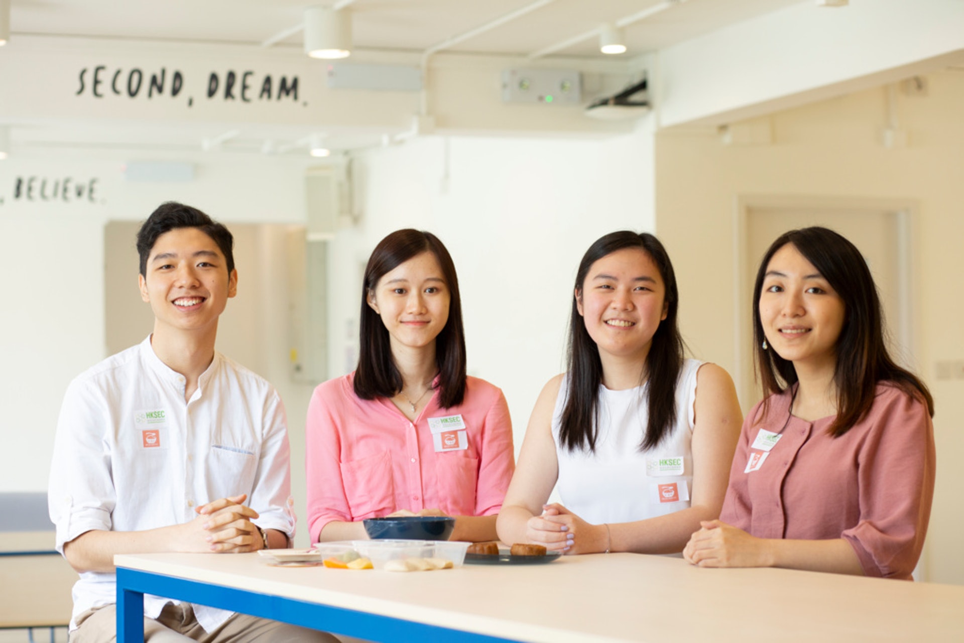 四名大學生去年組成團隊參加香港社會企業賽,創辦社企「軟膳點 Mealingful」,一舉奪得冠軍。(龔嘉盛攝) 四名大學生去年組成團隊參加香港社會企業賽,創辦社企「軟膳點 Mealingful」,一舉奪得冠軍。(龔嘉盛攝)