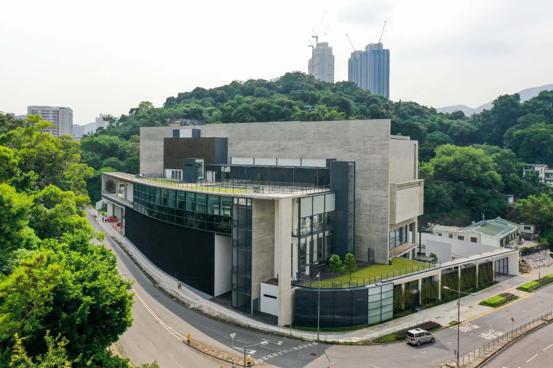 車公廟體育館去年落成,尚未正式開放使用,最近有國際建築網站刊登它的照片,引起討論。(余俊亮 攝) 車公廟體育館去年落成,尚未正式開放使用,最近有國際建築網站刊登它的照片,引起討論。(余俊亮 攝)