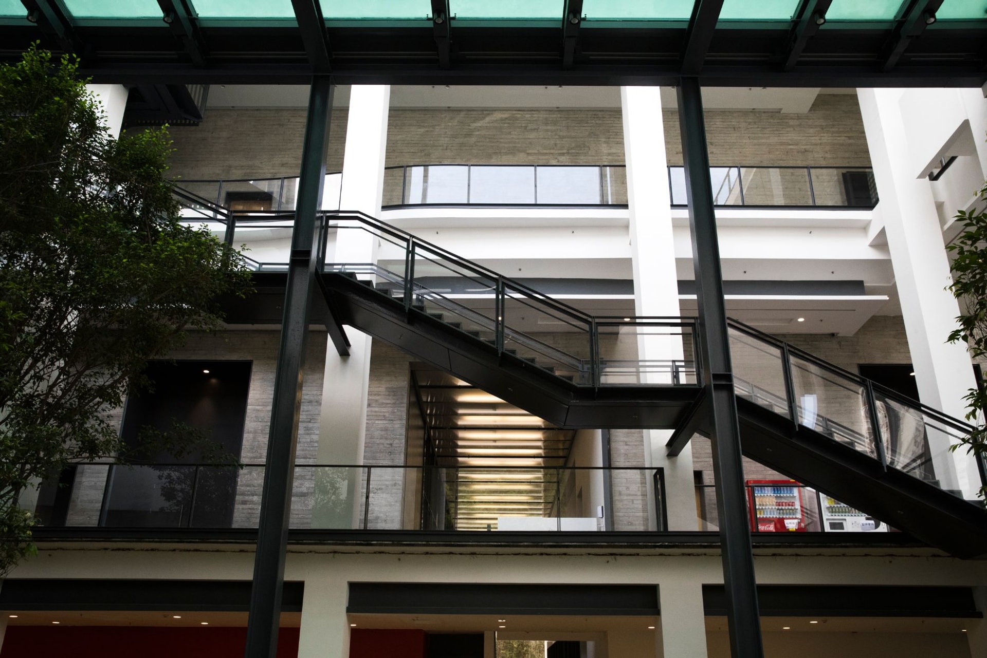 車公廟體育館室內的空間佈局有別於傳統的體育館,通道之外,製造更多予人停留的空間。(余俊亮 攝) 車公廟體育館室內的空間佈局有別於傳統的體育館,通道之外,製造更多予人停留的空間。(余俊亮 攝)