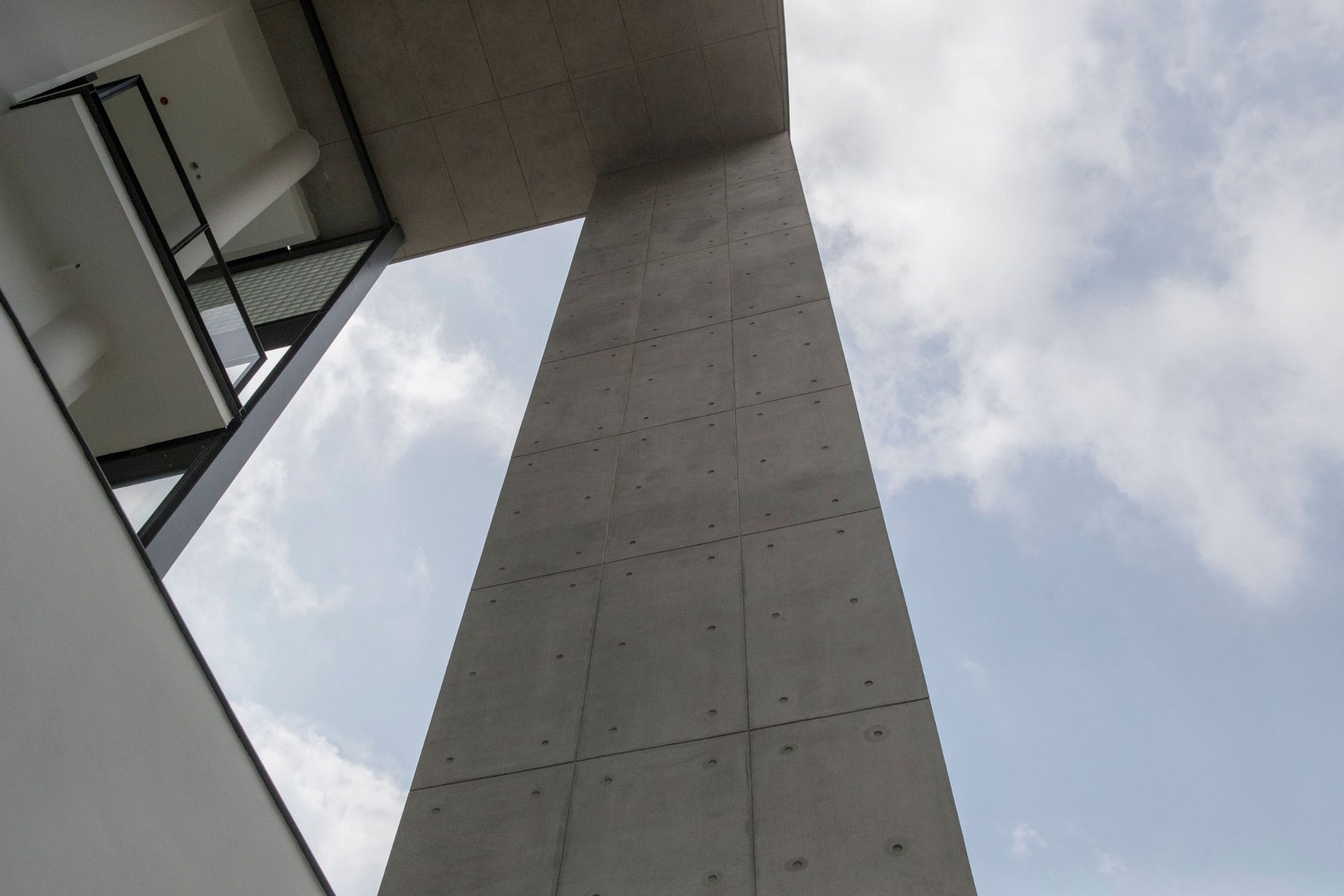 建築物用上清水混凝土,因為以混凝土直接作為建築物的外觀,講求很高的工藝水準。(余俊亮 攝) 建築物用上清水混凝土,因為以混凝土直接作為建築物的外觀,講求很高的工藝水準。(余俊亮 攝)