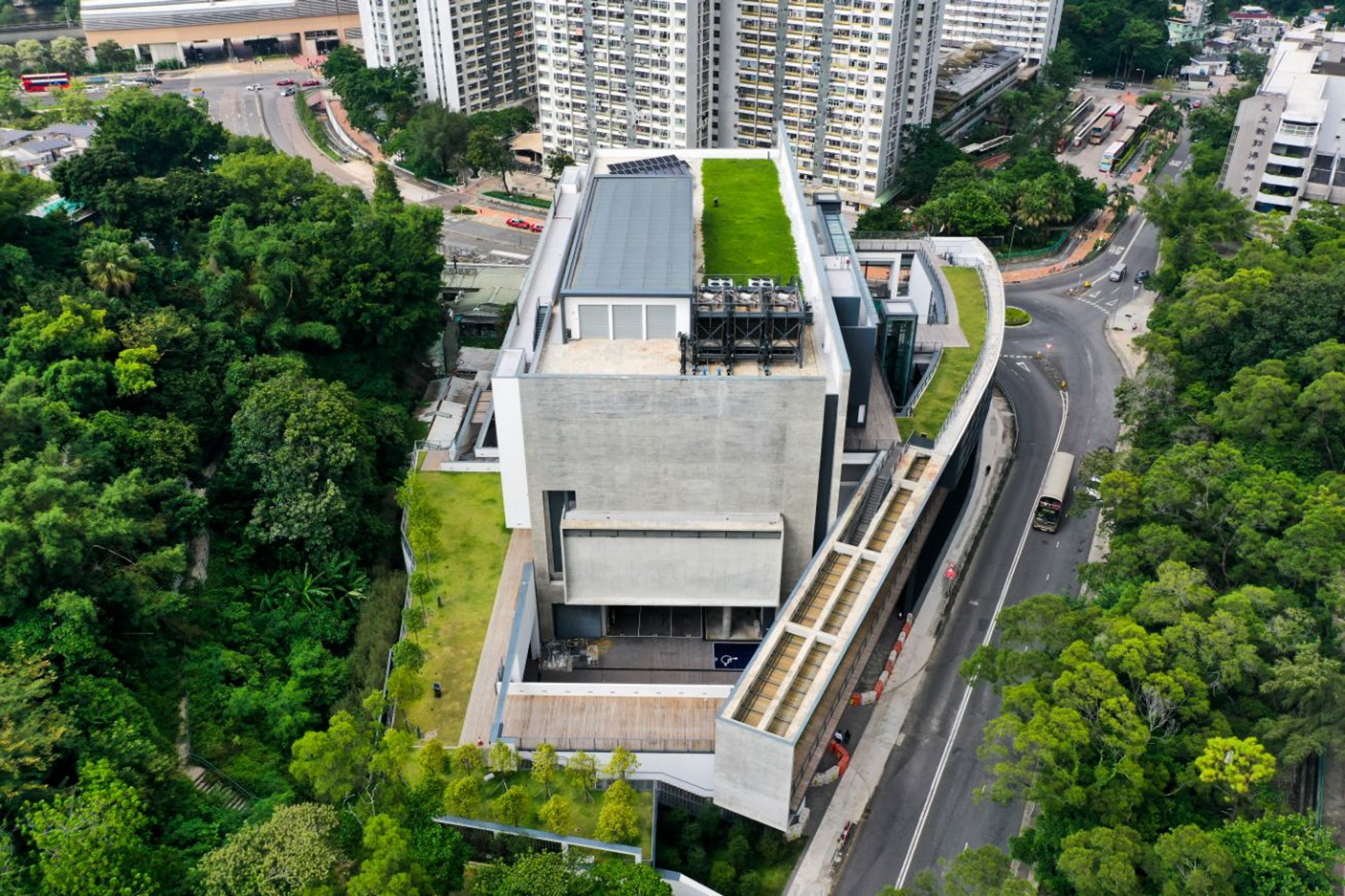 車公廟體育館去年落成,尚未正式開放使用,最近有國際建築網站刊登它的照片,引起討論。(余俊亮 攝) 車公廟體育館去年落成,尚未正式開放使用,最近有國際建築網站刊登它的照片,引起討論。(余俊亮 攝)