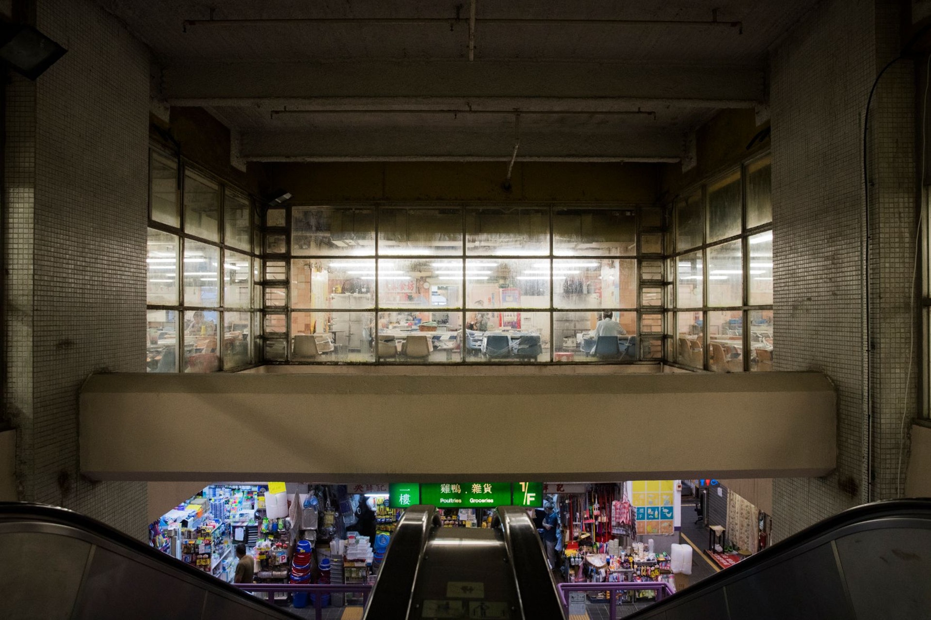 80年代落成的巿政大廈,地下多為街巿,街巿之上有熟食中心。(余俊亮 攝) 80年代落成的巿政大廈,地下多為街巿,街巿之上有熟食中心。(余俊亮 攝)