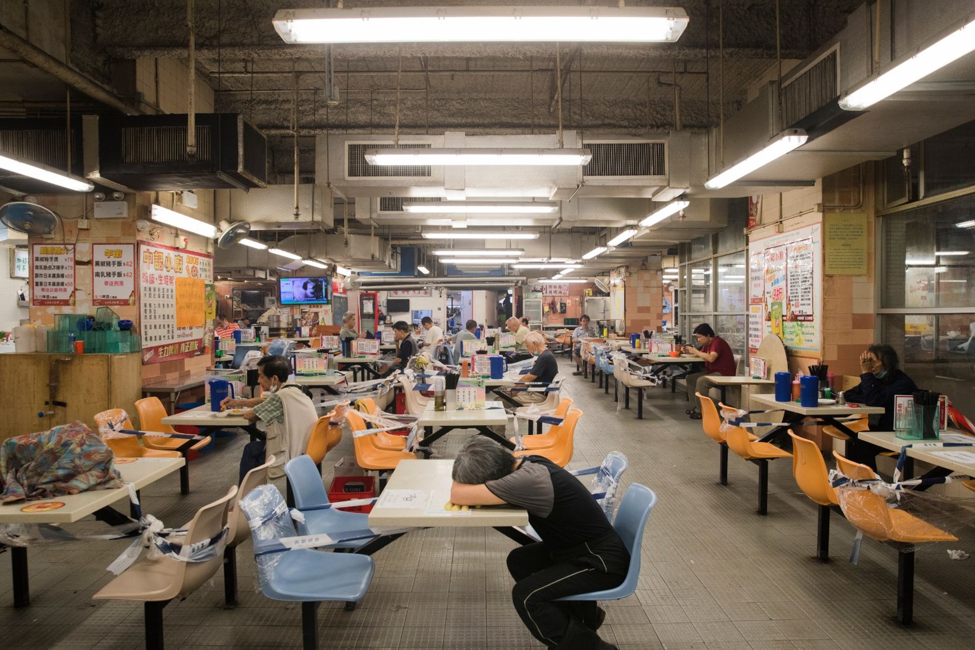 80年代落成的巿政大廈,地下多為街巿,街巿之上有熟食中心。(余俊亮 攝) 80年代落成的巿政大廈,地下多為街巿,街巿之上有熟食中心。(余俊亮 攝)