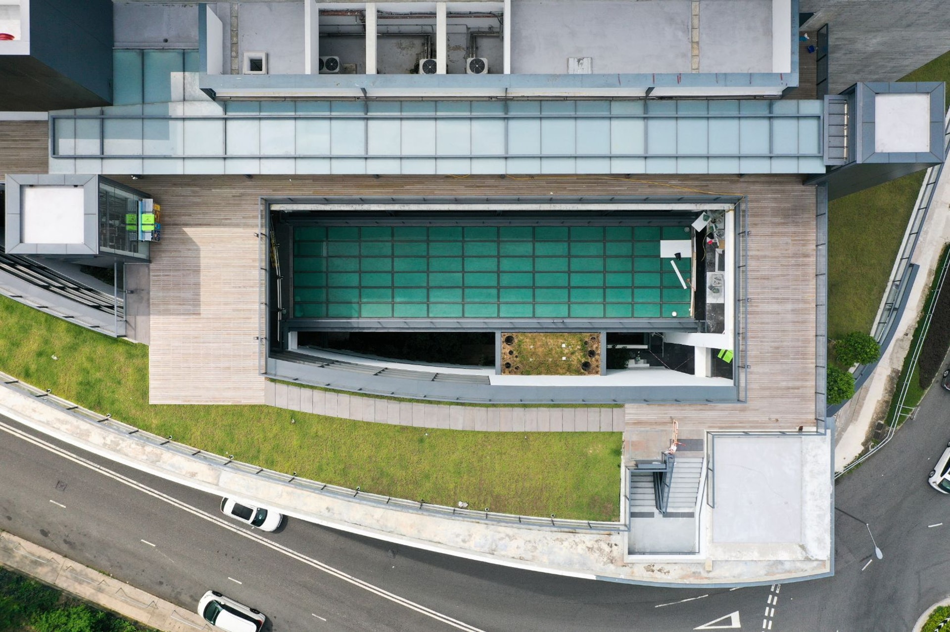 車公廟體育館去年落成,尚未正式開放使用,最近有國際建築網站刊登它的照片,引起討論。(余俊亮 攝) 車公廟體育館去年落成,尚未正式開放使用,最近有國際建築網站刊登它的照片,引起討論。(余俊亮 攝)
