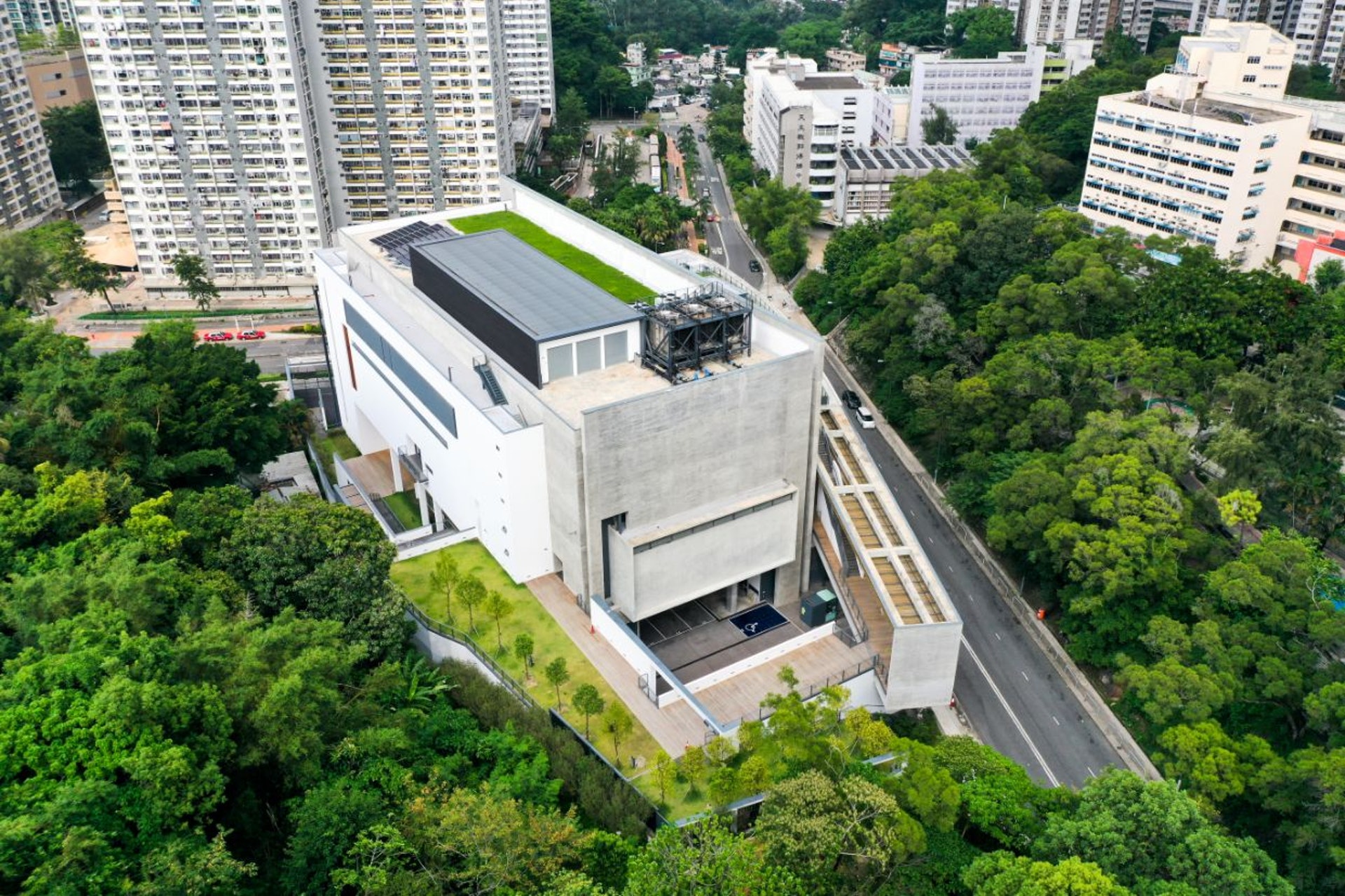 車公廟體育館去年落成,尚未正式開放使用,最近有國際建築網站刊登它的照片,引起討論。(余俊亮 攝) 車公廟體育館去年落成,尚未正式開放使用,最近有國際建築網站刊登它的照片,引起討論。(余俊亮 攝)