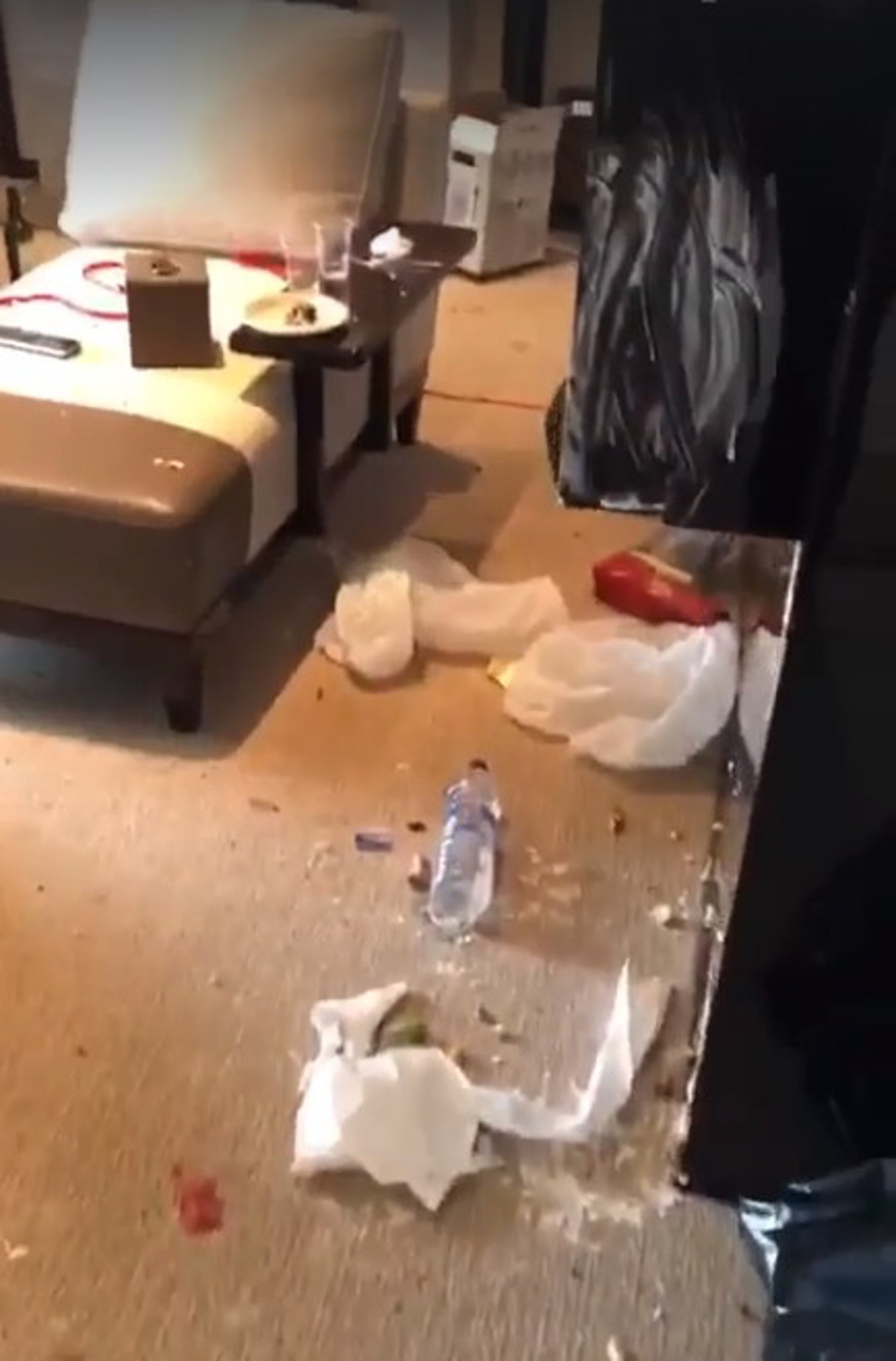 影片中顯示,房間周圍都是垃圾、酒瓶。(鄭錦滿Facebook截圖) 影片中顯示,房間周圍都是垃圾、酒瓶。(鄭錦滿Facebook截圖)