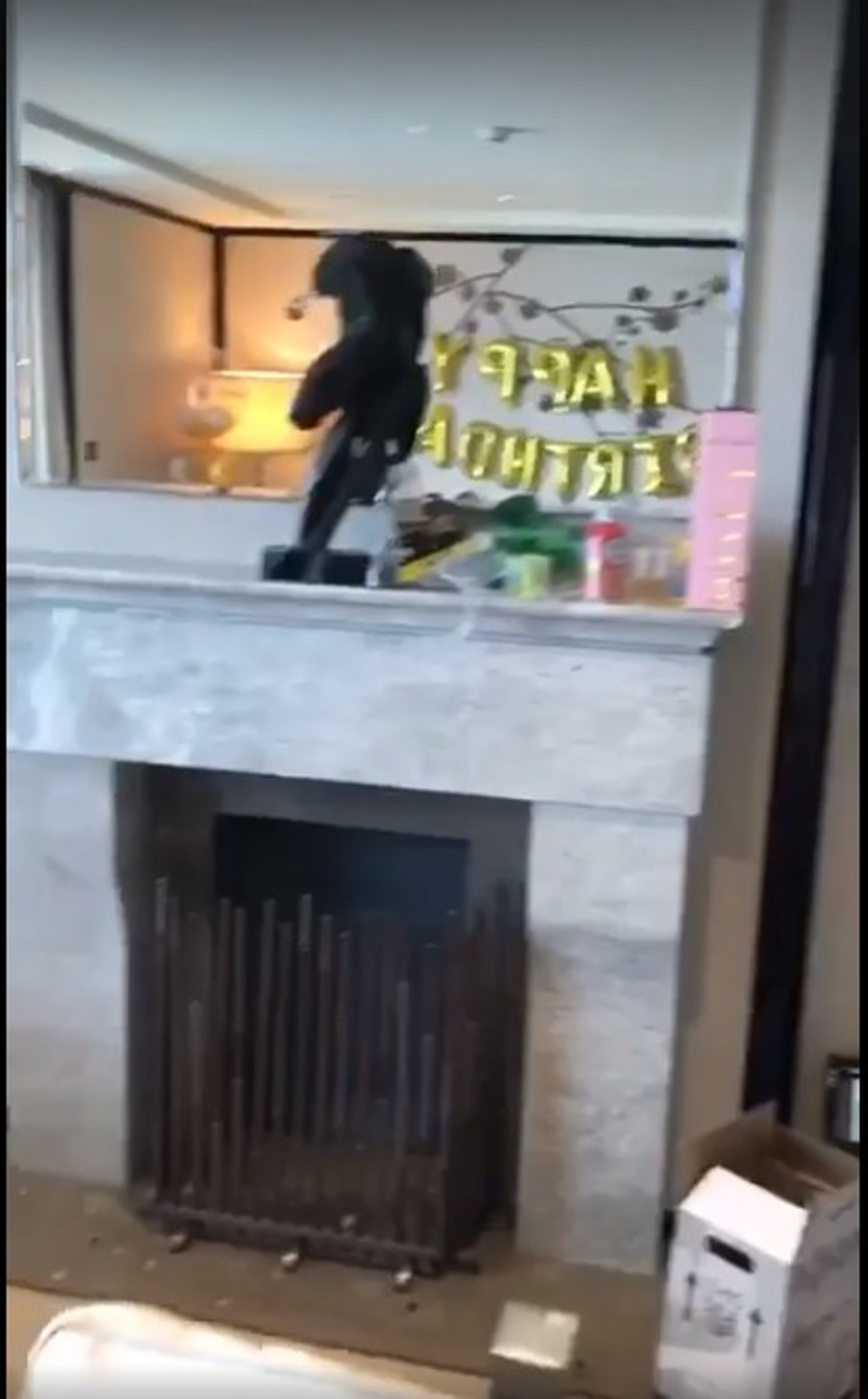 疑似半島酒店的顧客在房間慶祝生日後,留下一片狼藉,片段在網上討論區連登及Facebook瘋傳。(鄭錦滿Facebook截圖) 疑似半島酒店的顧客在房間慶祝生日後,留下一片狼藉,片段在網上討論區連登及Facebook瘋傳。(鄭錦滿Facebook截圖)