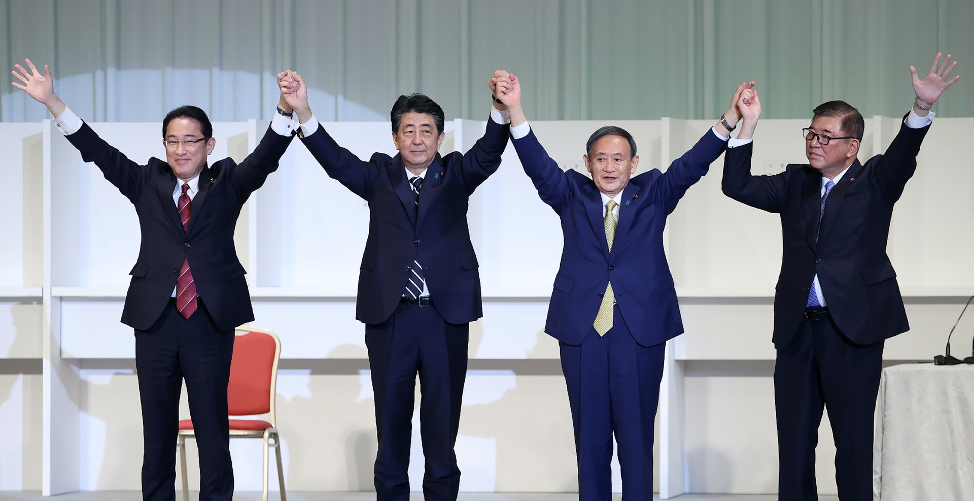 圖為9月14日,日本自民黨總裁選結束,站在最左方的岸田文雄總算取得第二名。(Getty) 圖為9月14日,日本自民黨總裁選結束,站在最左方的岸田文雄總算取得第二名。(Getty)