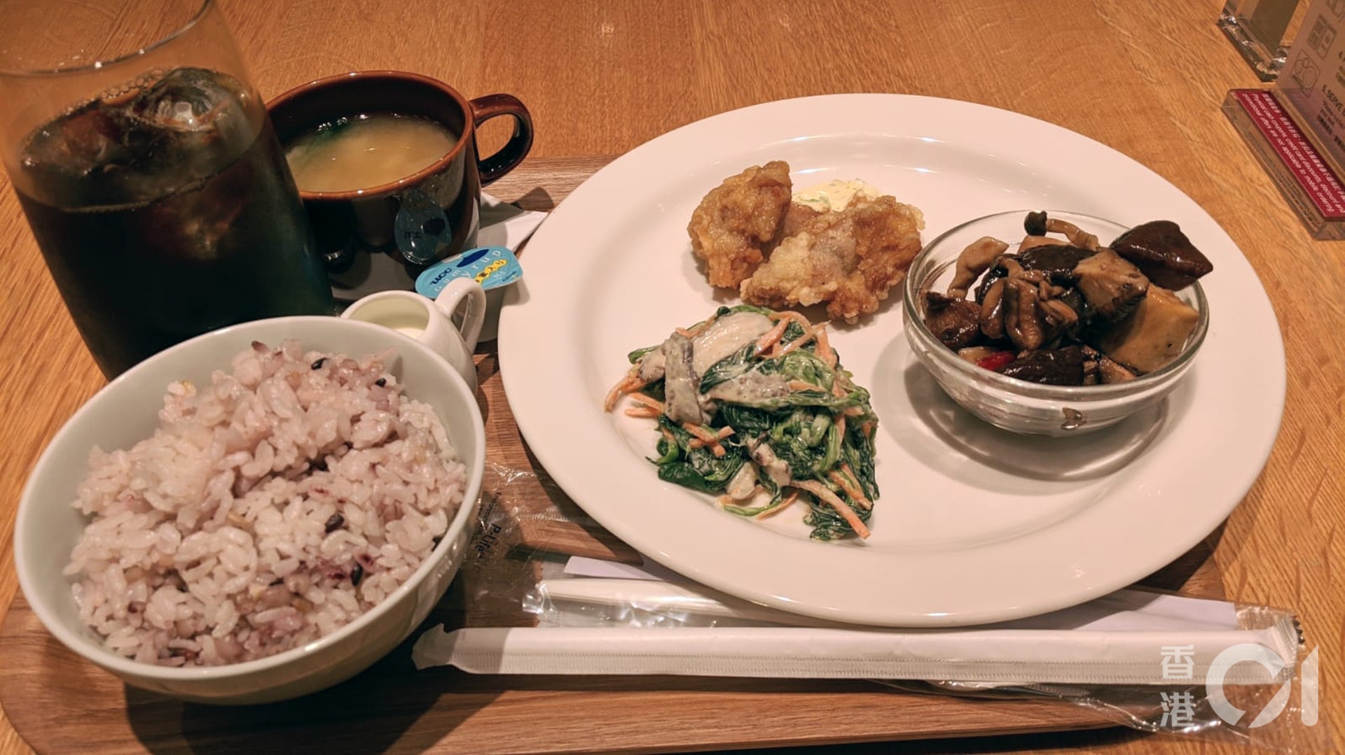 記者推介大家食三品料理,一個套餐可以食到兩款冷盤及一款熱盤,並包括飯及餐湯,十分飽肚。 記者推介大家食三品料理,一個套餐可以食到兩款冷盤及一款熱盤,並包括飯及餐湯,十分飽肚。