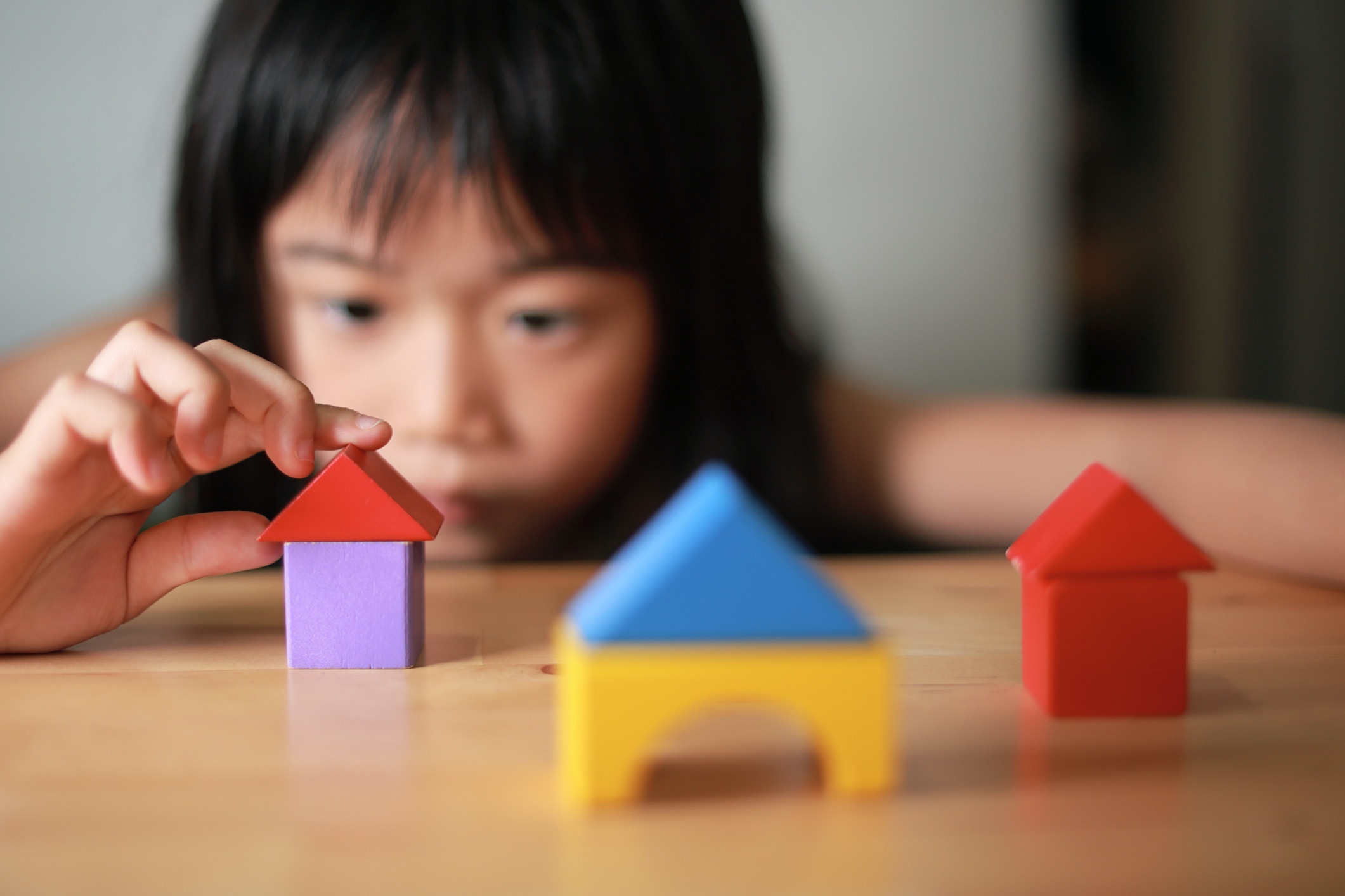 積木握不穩，常常跌玩具也是手肌無力的徵兆之一。（Gettyimage）