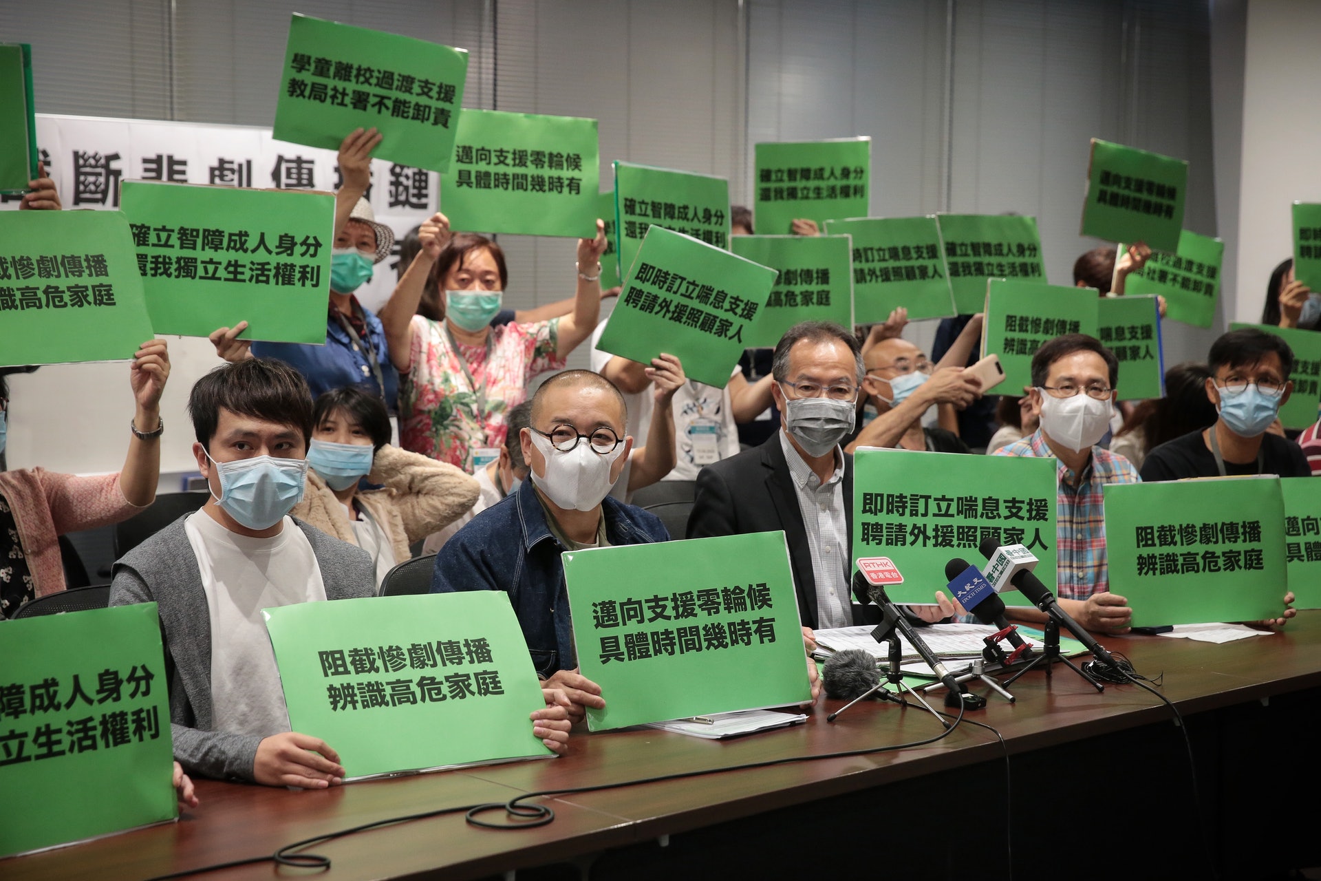 今日(15日)多名立法會議員與智障人士照顧者及相關組織代表召開記者會,講述照顧智障人士的狀況,並向當局提供多項建議,包括增加宿位、提供過渡津貼及評估高危家庭等。(李澤彤攝) 今日(15日)多名立法會議員與智障人士照顧者及相關組織代表召開記者會,講述照顧智障人士的狀況,並向當局提供多項建議,包括增加宿位、提供過渡津貼及評估高危家庭等。(李澤彤攝)