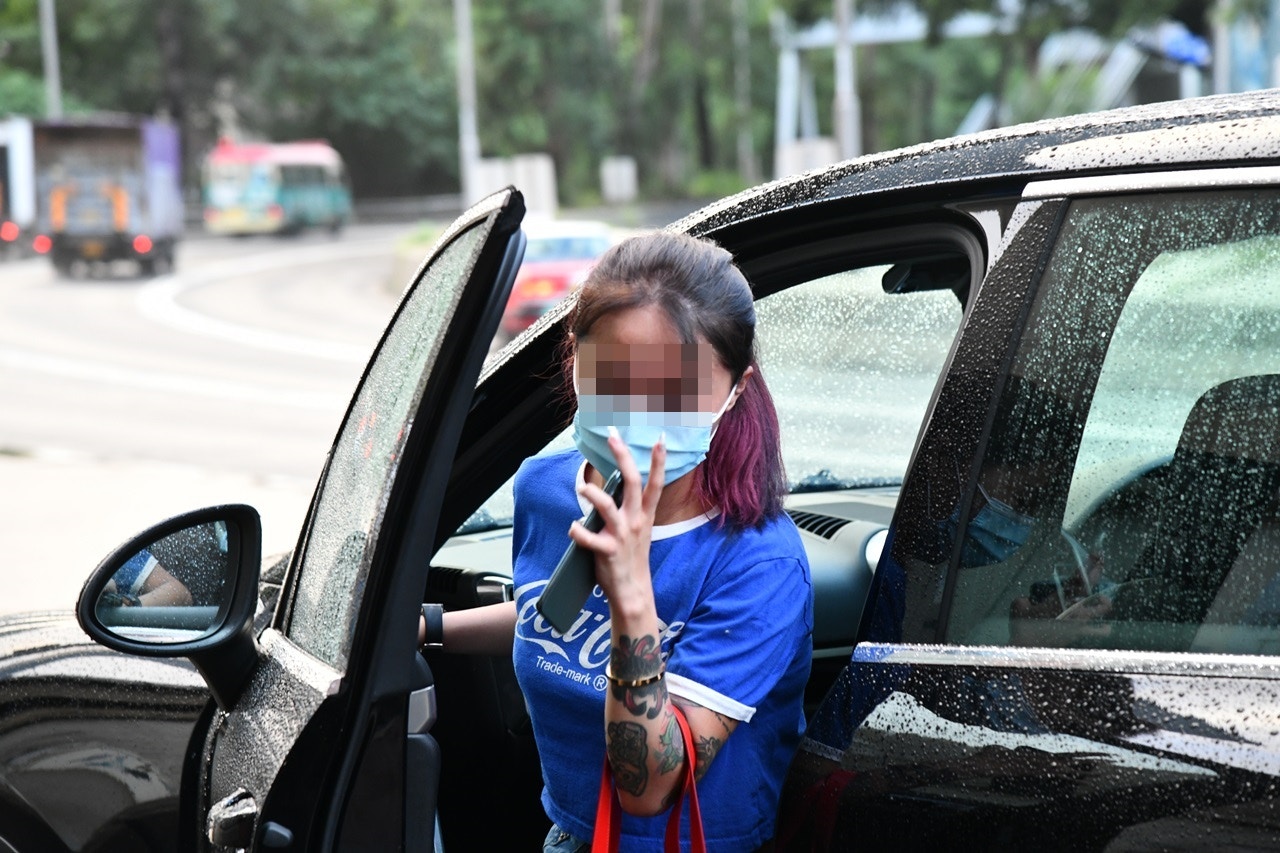 長沙灣情侶爭執男友奪走車匙女子報稱被 反鎖 保時捷車內 香港01 突發