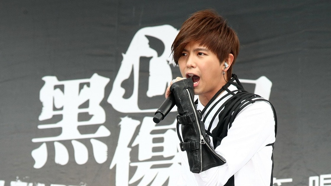 【小鬼逝世】黃鴻升先後推出6張個人專輯 曾4度來港舉行演唱會 【小鬼逝世】黃鴻升先後推出6張個人專輯 曾4度來港舉行演唱會