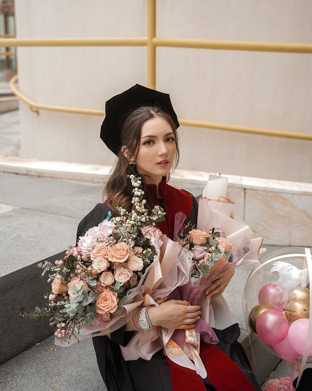 Sofia大学毕业，穿上毕业袍，戴上四方帽，充满知性美。（IG@sofiavdsp）
