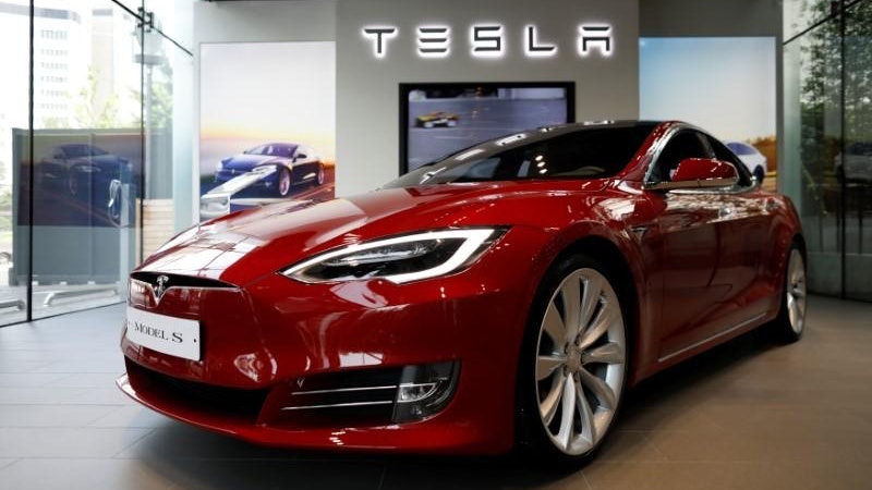 Tesla公路上疾馳 加拿大男開Autopilot 與乘客齊齊躺平好好瞓 Tesla公路上疾馳 加拿大男開Autopilot 與乘客齊齊躺平好好瞓