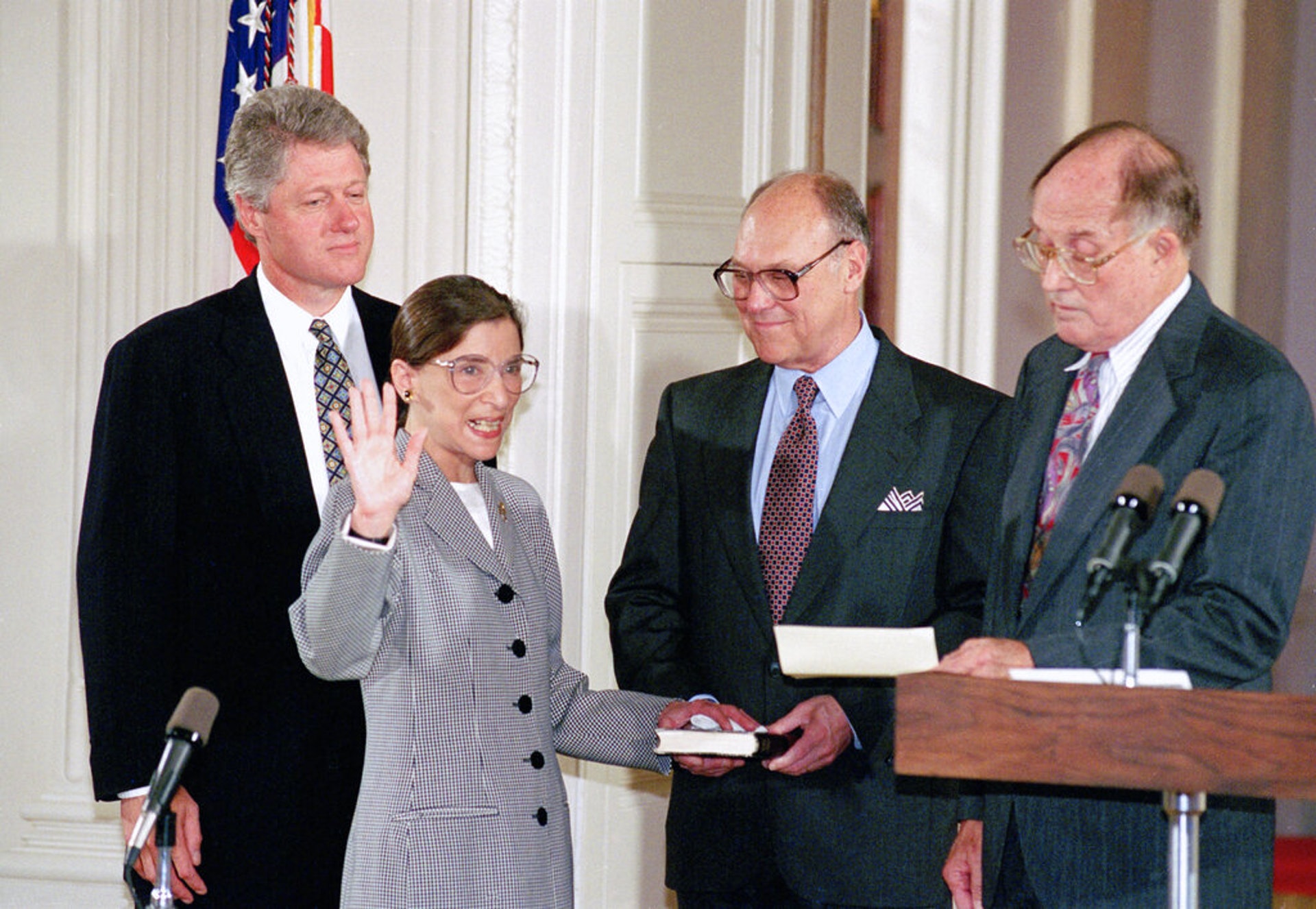 金斯柏格︰金斯伯格获时任总统克林顿任命最高法院大法官，迄今已27年。图为1993年8月10日，金斯伯格在美国白宫宣誓就职。（AP）