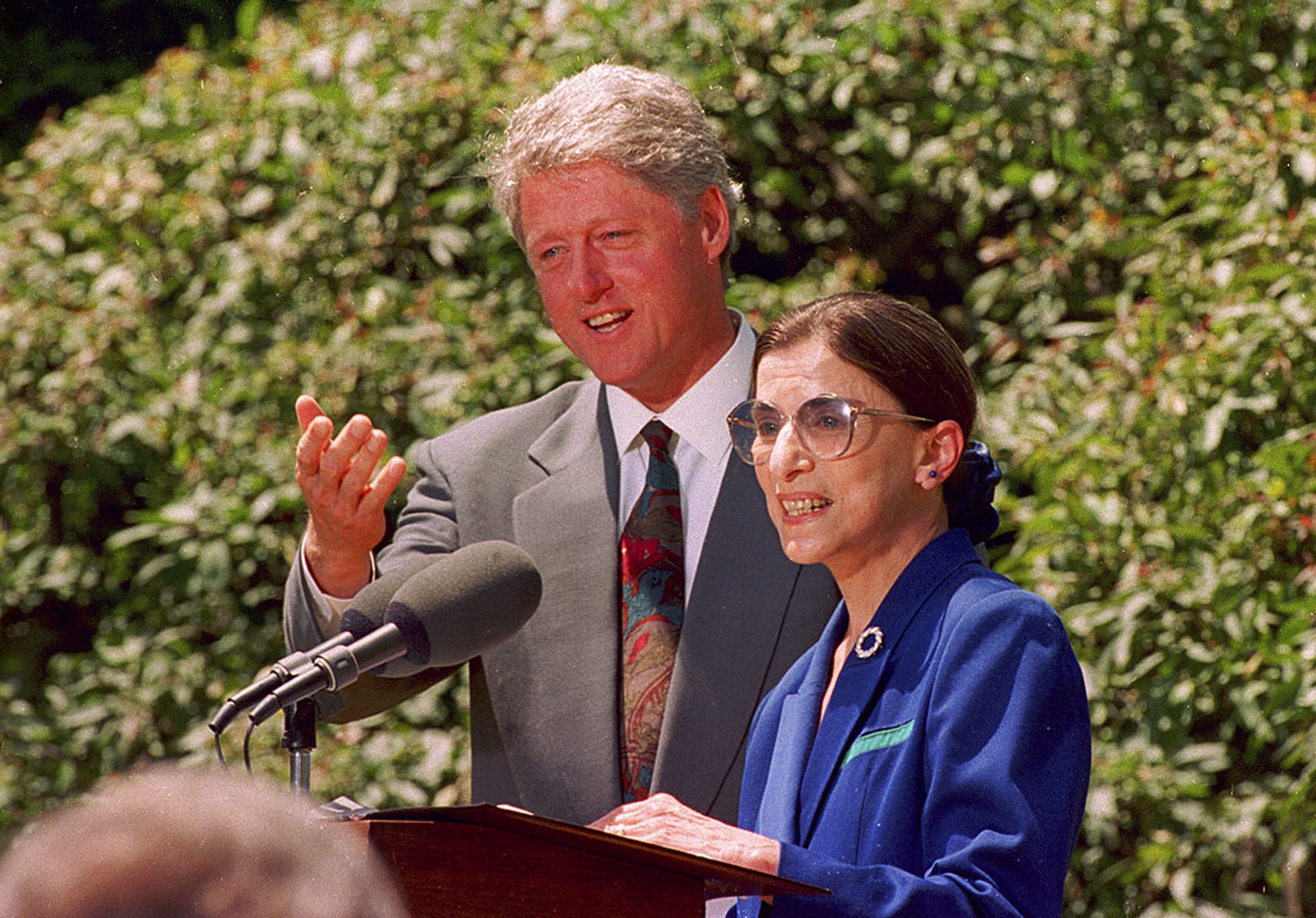 金斯柏格︰金斯伯格获时任总统克林顿任命为最高法院大法官，迄今已27年。她生前是最高法院内最年长的大法官。图为1993年6月14日，克林顿在华盛顿一个新闻发布会上与金斯伯格合照。（AP）
