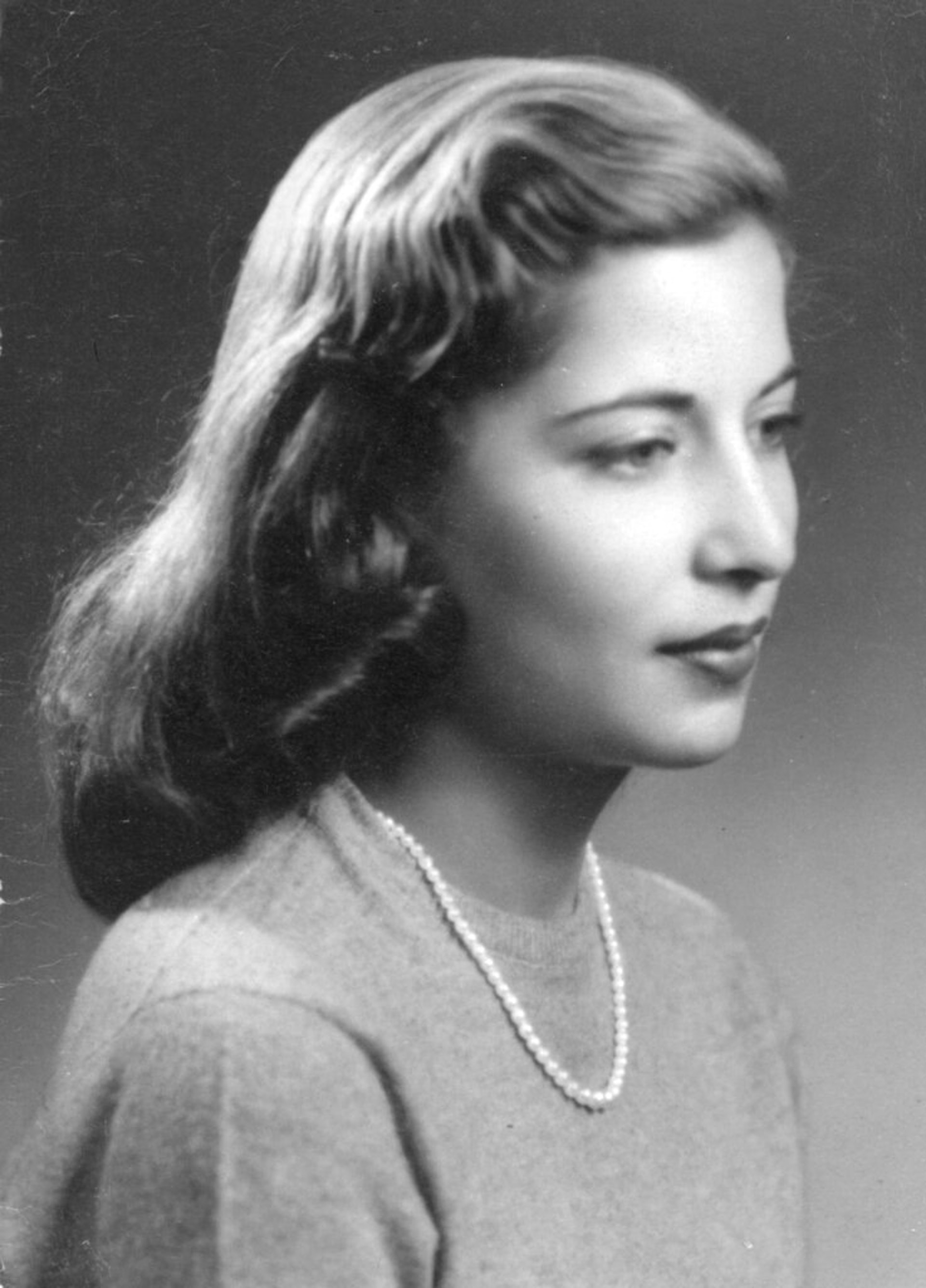 金斯柏格︰金斯伯格是一位名副其实的「学霸」。她先在康奈尔大学取得学士学位，之后在哥伦比亚大学法学院取得法律学士学位。她也曾在哈佛大学法学院就读。 图为1953年12月，金斯伯格在美国康奈尔大学就读期间所拍的订婚照。（AP）