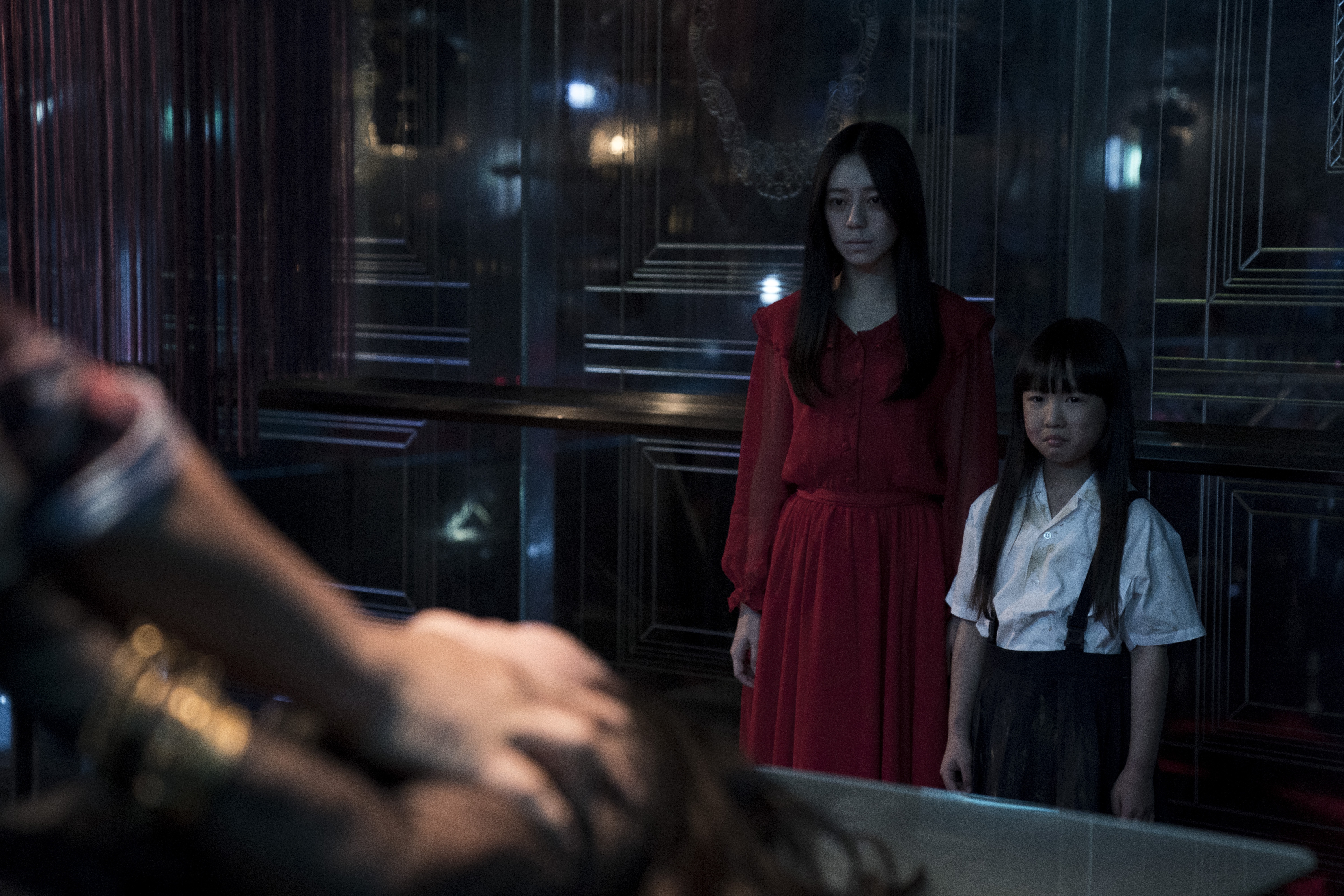 陳天仁由清純學生變成怨氣衝天的紅衣女鬼。（《驚夢49天》劇照）