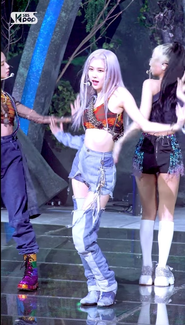 Rosé的上衣其實是甚麼？（YouTube截圖）