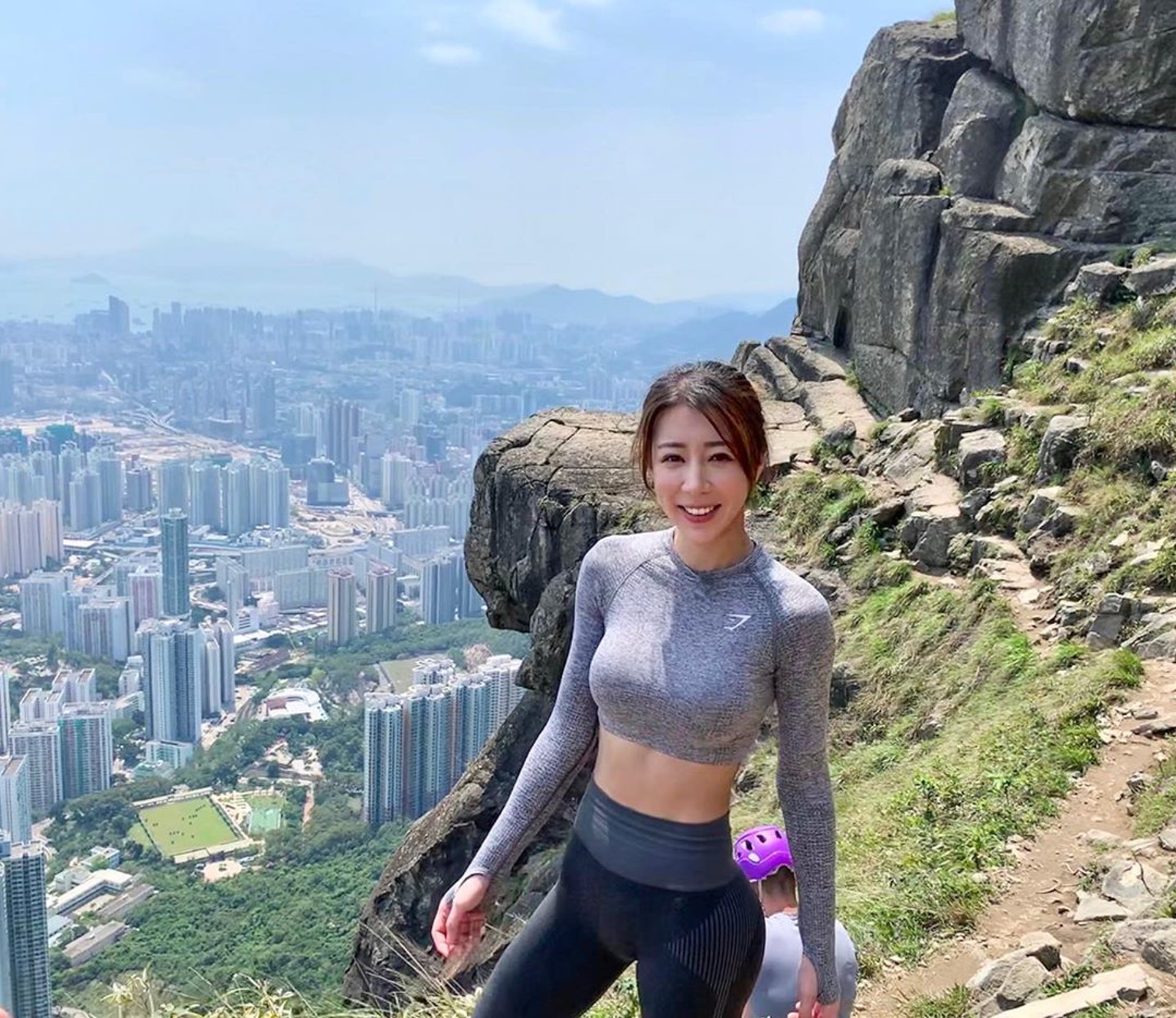 行山 陳婉衡趁好天氣行飛鵝山自殺崖健身女神足跡踏遍港九新界 行山 陳婉衡趁好天氣行飛鵝山自殺崖健身女神足跡踏遍港九新界