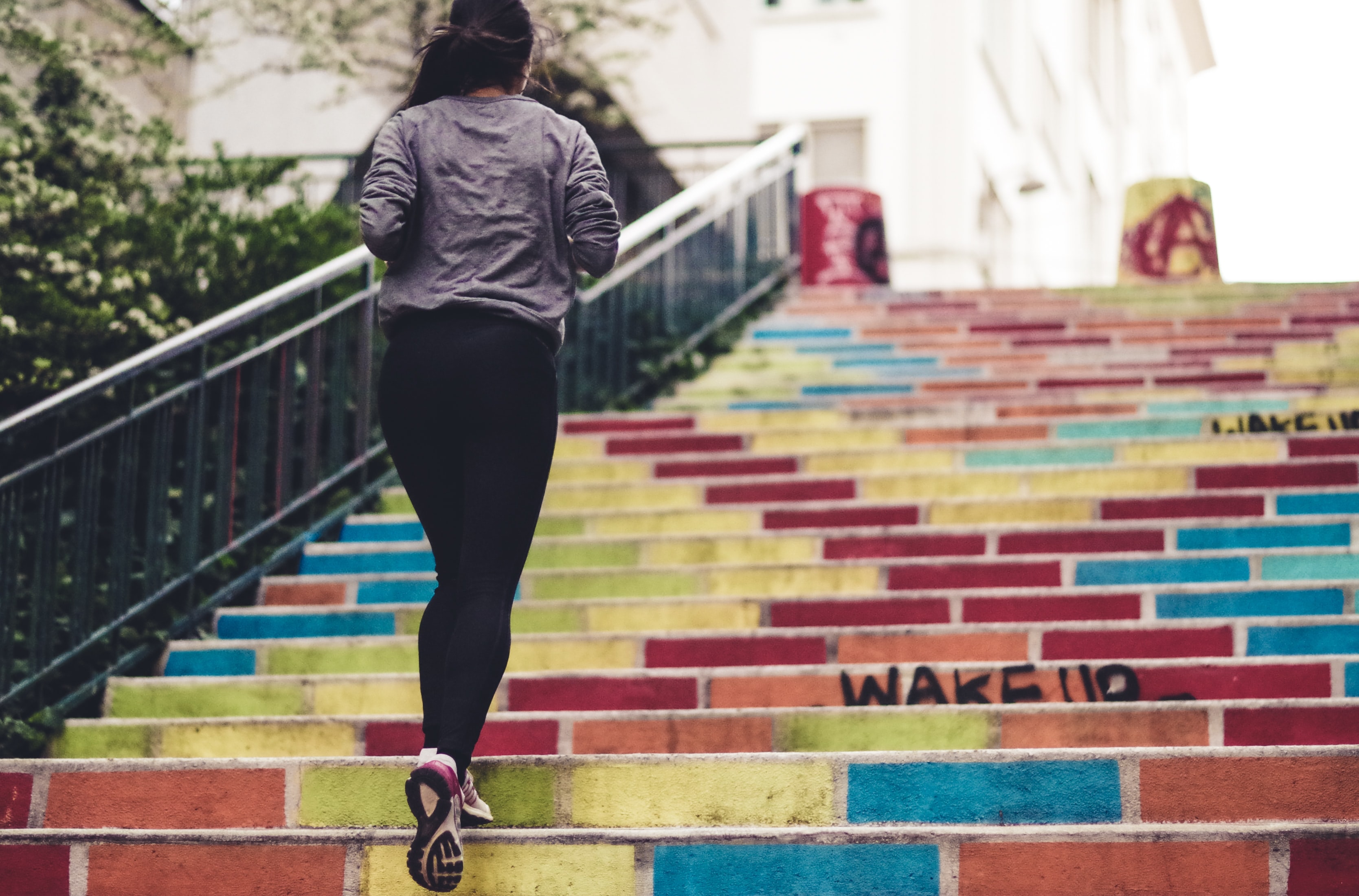 年青人也會因運動創傷或勞損，出現退化性關節炎。（evstyle/unsplash）