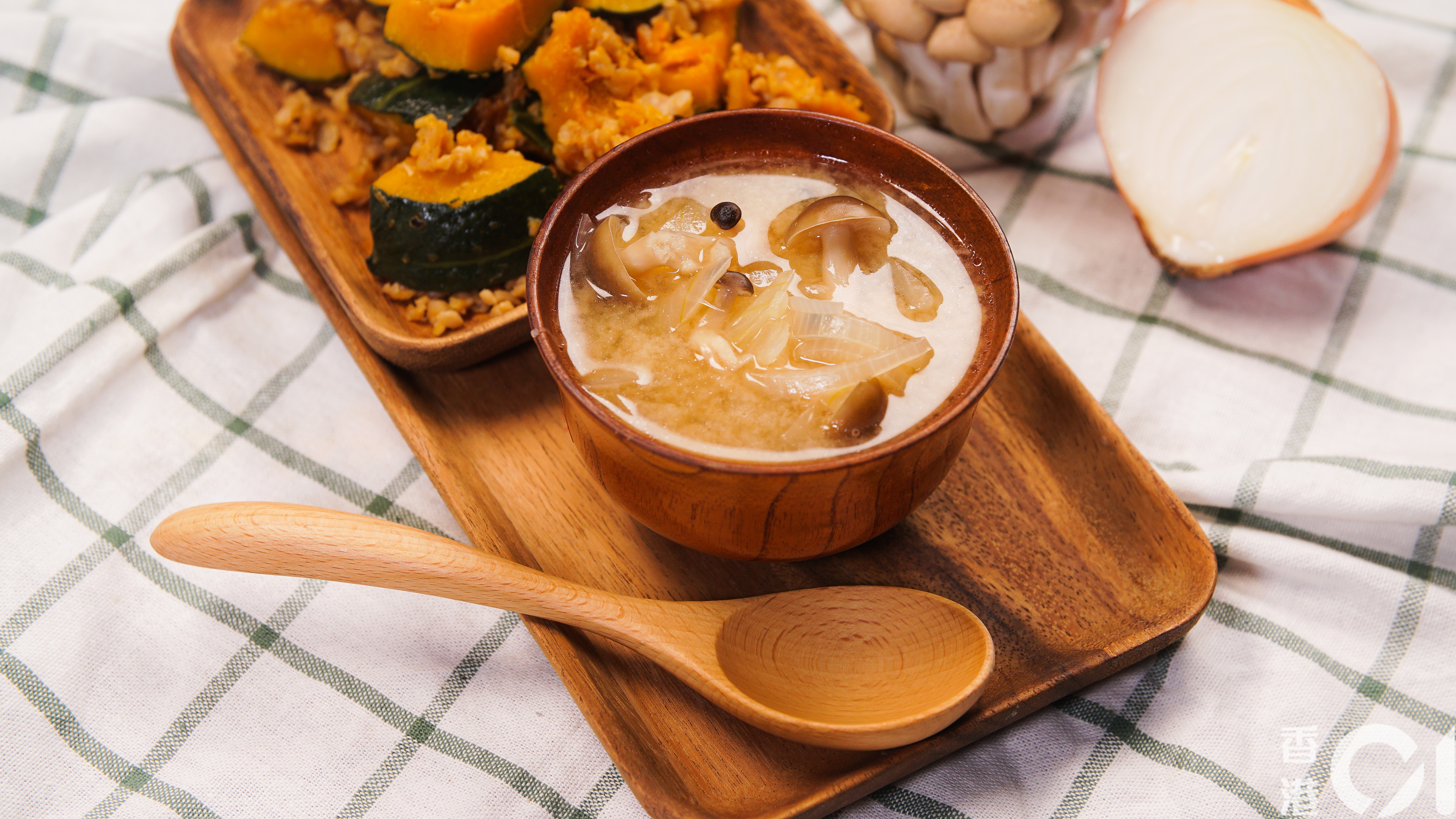 洋蔥待軟化後釋出更多糖分，才加其他配料及水煮湯。