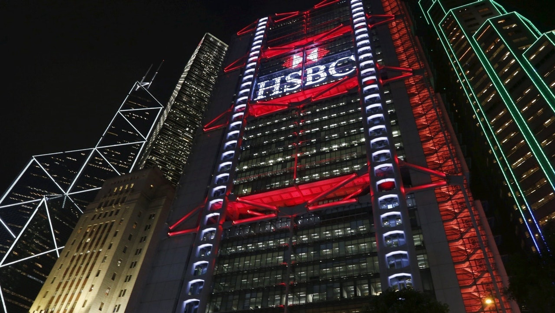 全國政協副主席梁振英表示滙豐不能一邊賺中國的錢,一邊跟着西方國家做損害中國主權、尊嚴和人民感情的事,「我們要讓英國政府、政客、滙豐這類的英資機構知道which side of the bread is buttered」。(資料圖片) 全國政協副主席梁振英表示滙豐不能一邊賺中國的錢,一邊跟着西方國家做損害中國主權、尊嚴和人民感情的事,「我們要讓英國政府、政客、滙豐這類的英資機構知道which side of the bread is buttered」。(資料圖片)