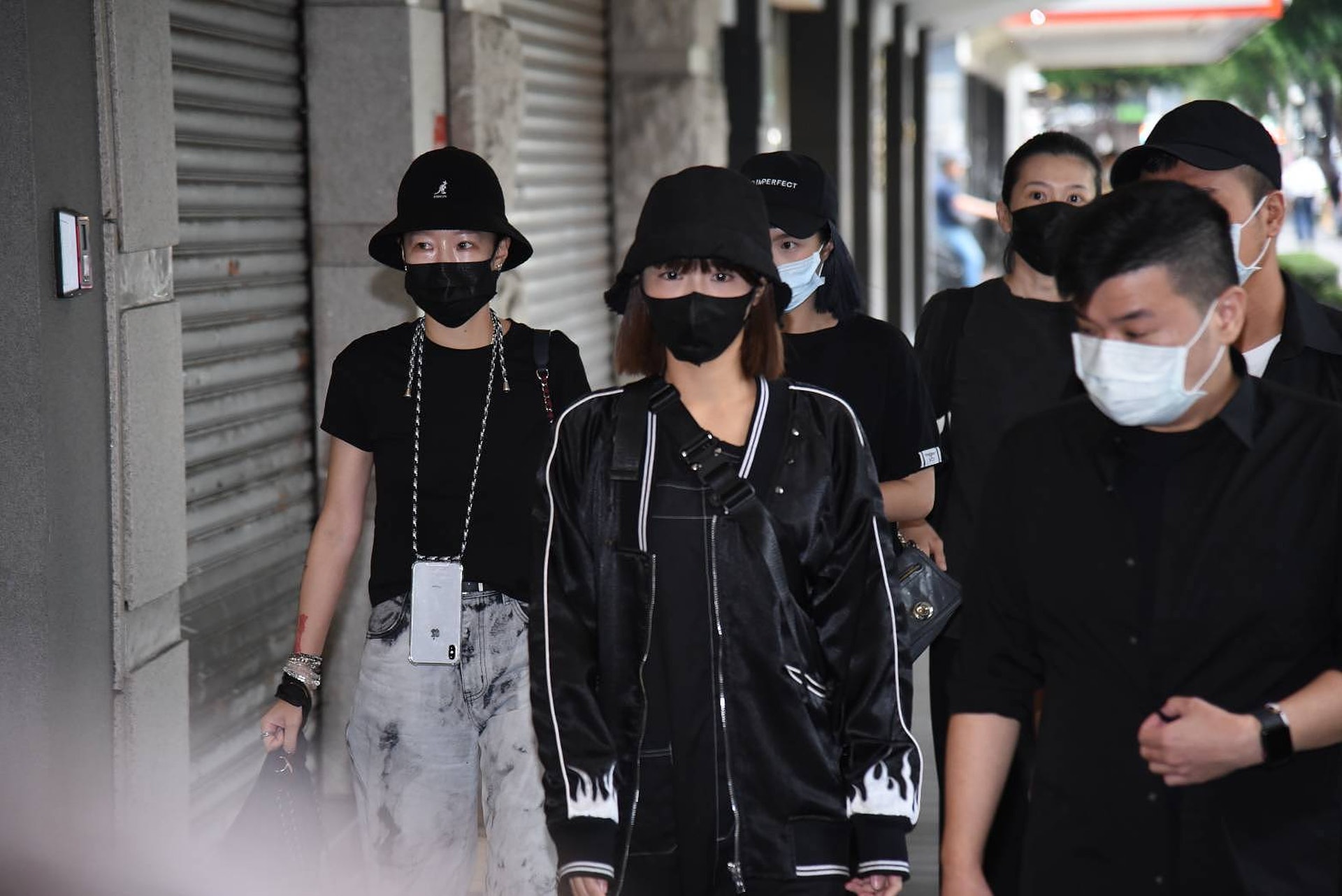 小鬼的女友峮峮連續三日堅守男友身旁。(VCG) 小鬼的女友峮峮連續三日堅守男友身旁。(VCG)