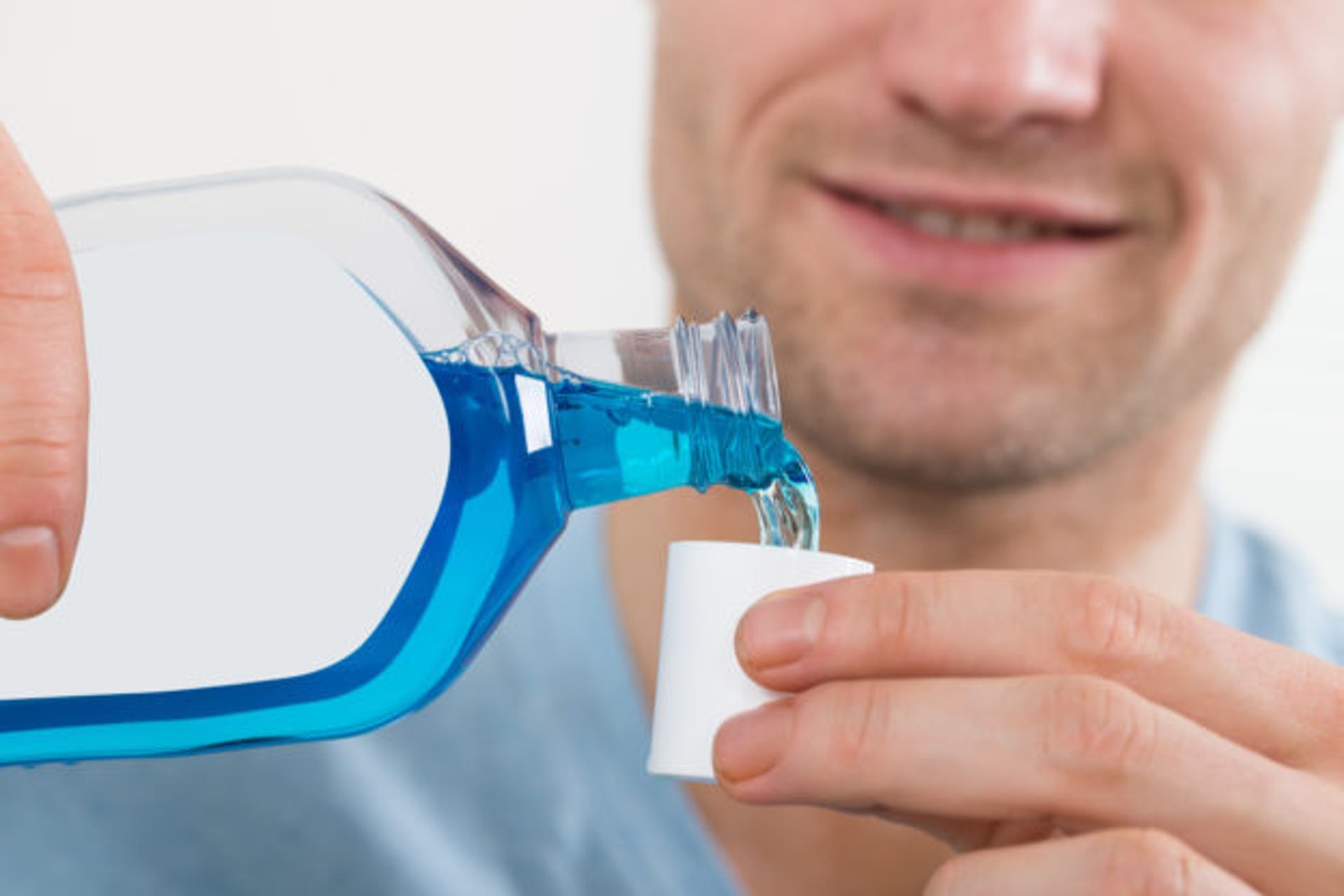 用漱口水清潔口腔。(圖片:shutterstock) 用漱口水清潔口腔。(圖片:shutterstock)