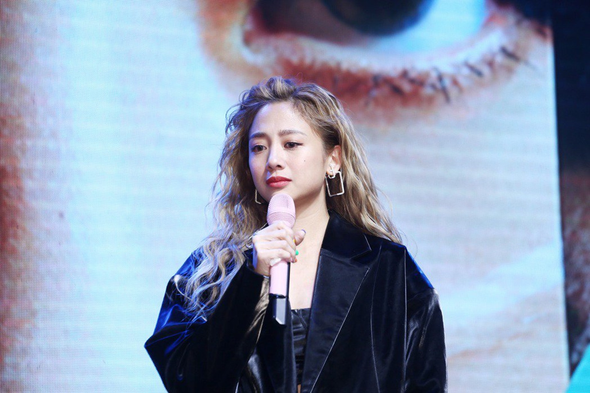 小鬼逝世|鬼鬼吳映潔新碟記招爆喊三次:黃鴻升應該在天上笑我吧