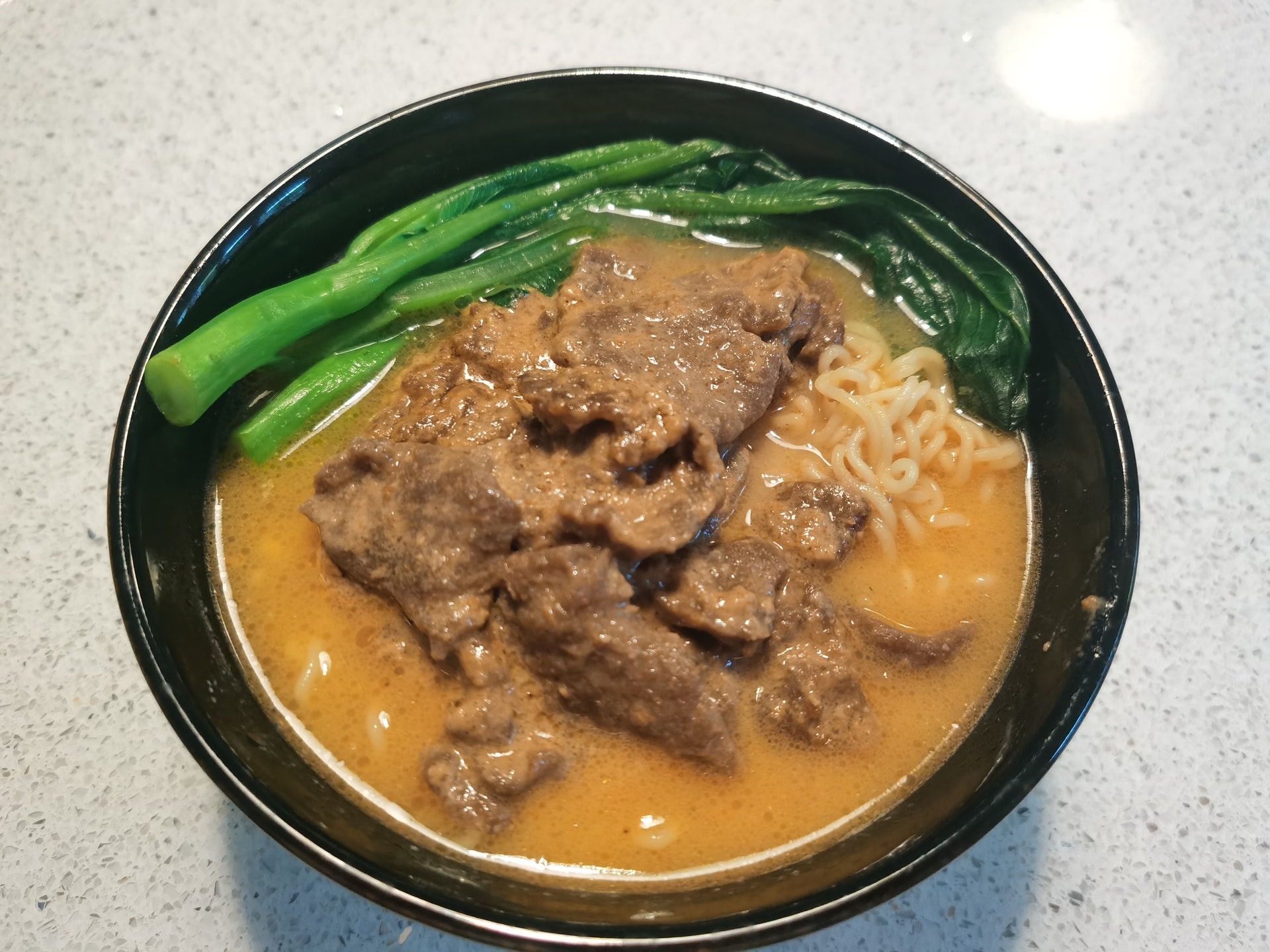 【純素食譜】素沙嗲牛肉公仔麵　只需一包黑豆片就可以？