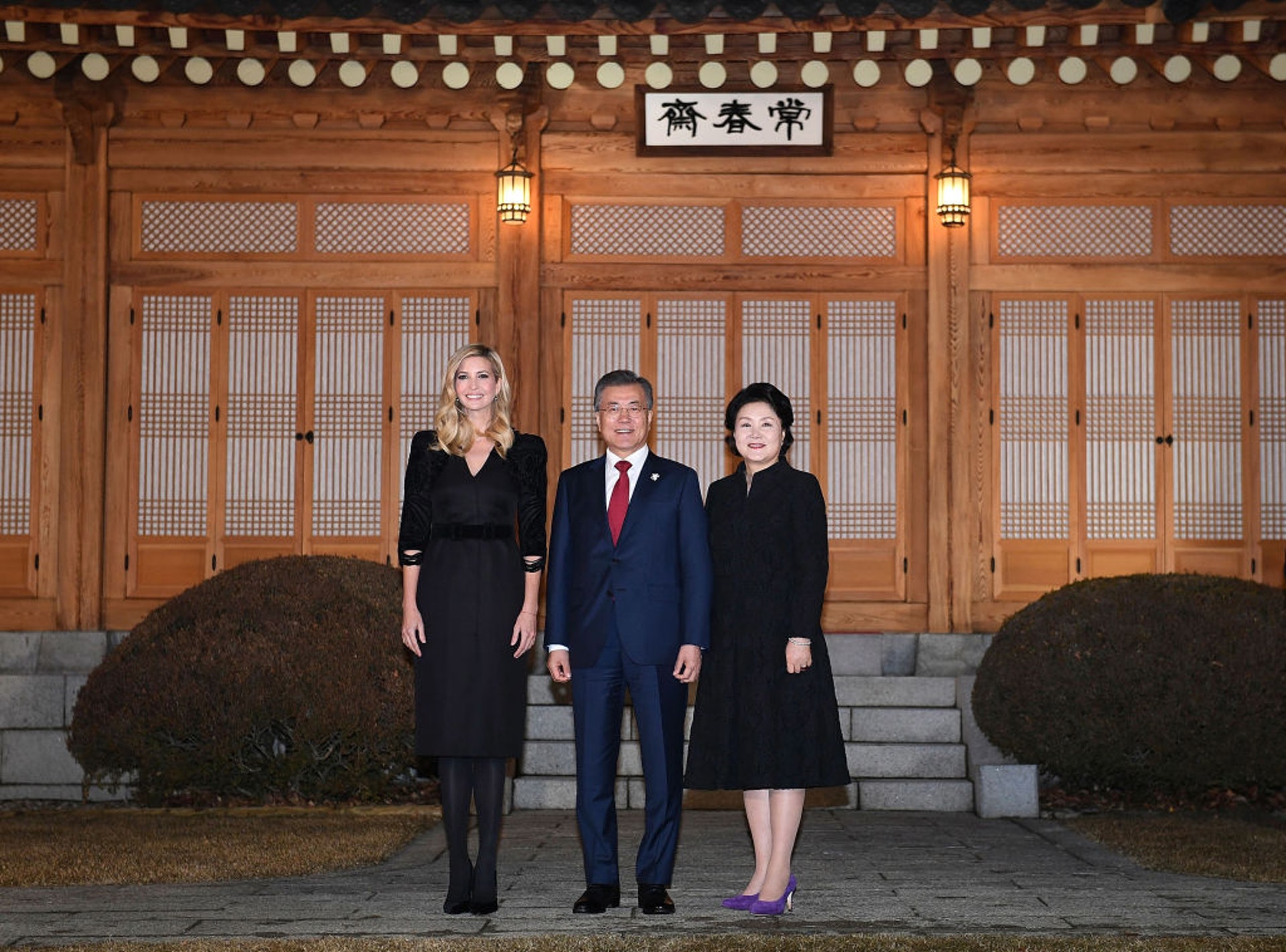 美國第一千金伊萬卡:她曾多次代表美國出席國際盛事,圖為她2018年到韓國出席平昌冬奧時,2月23日在首爾與韓國總統文在寅夫婦合照。(Getty) 美國第一千金伊萬卡:她曾多次代表美國出席國際盛事,圖為她2018年到韓國出席平昌冬奧時,2月23日在首爾與韓國總統文在寅夫婦合照。(Getty)