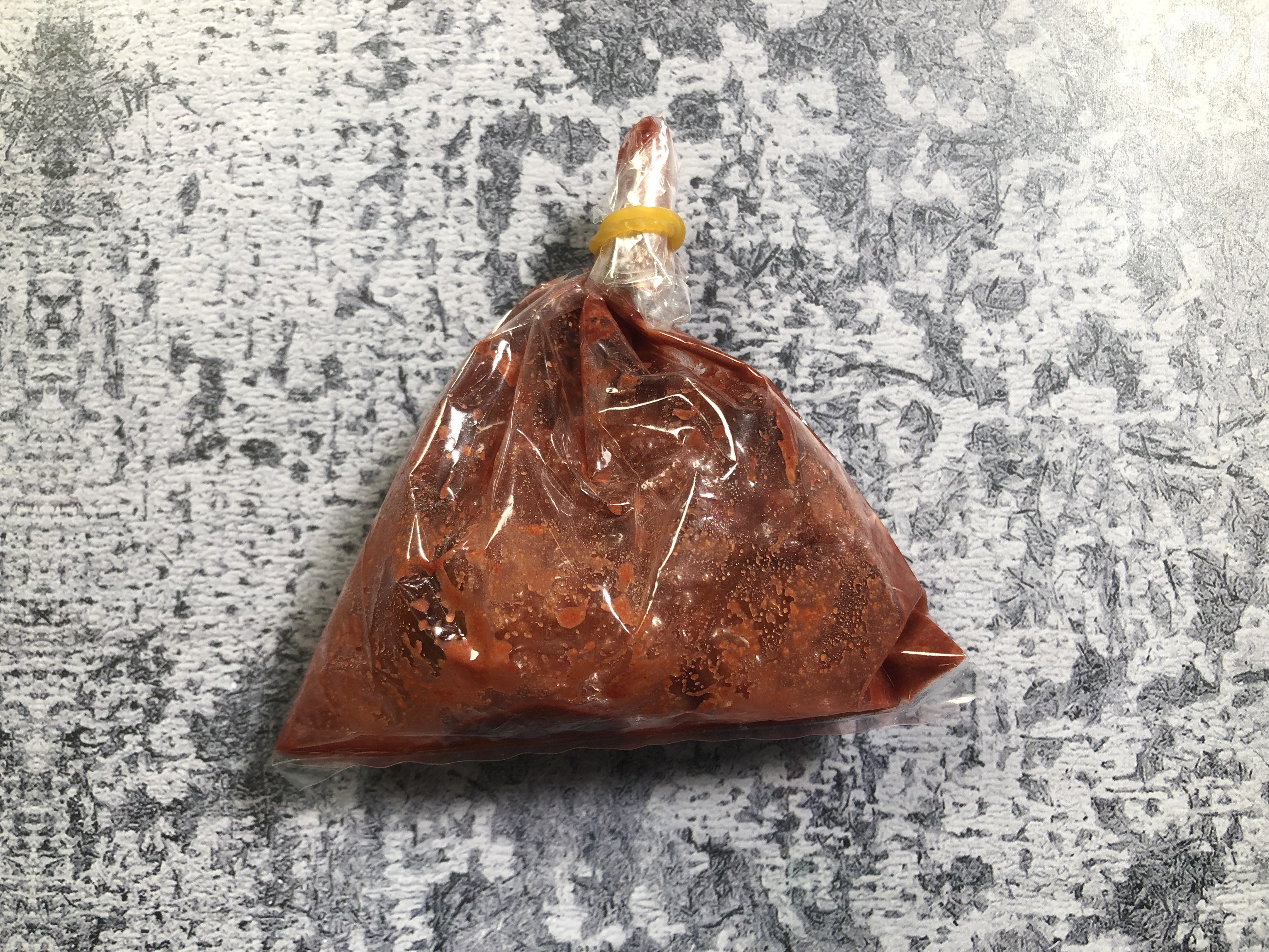 街市的南乳通常是這樣一小袋，以橡筋綑著，這次的雞翼分量，只用小磚南乳便足夠。（鄧穎琪攝）