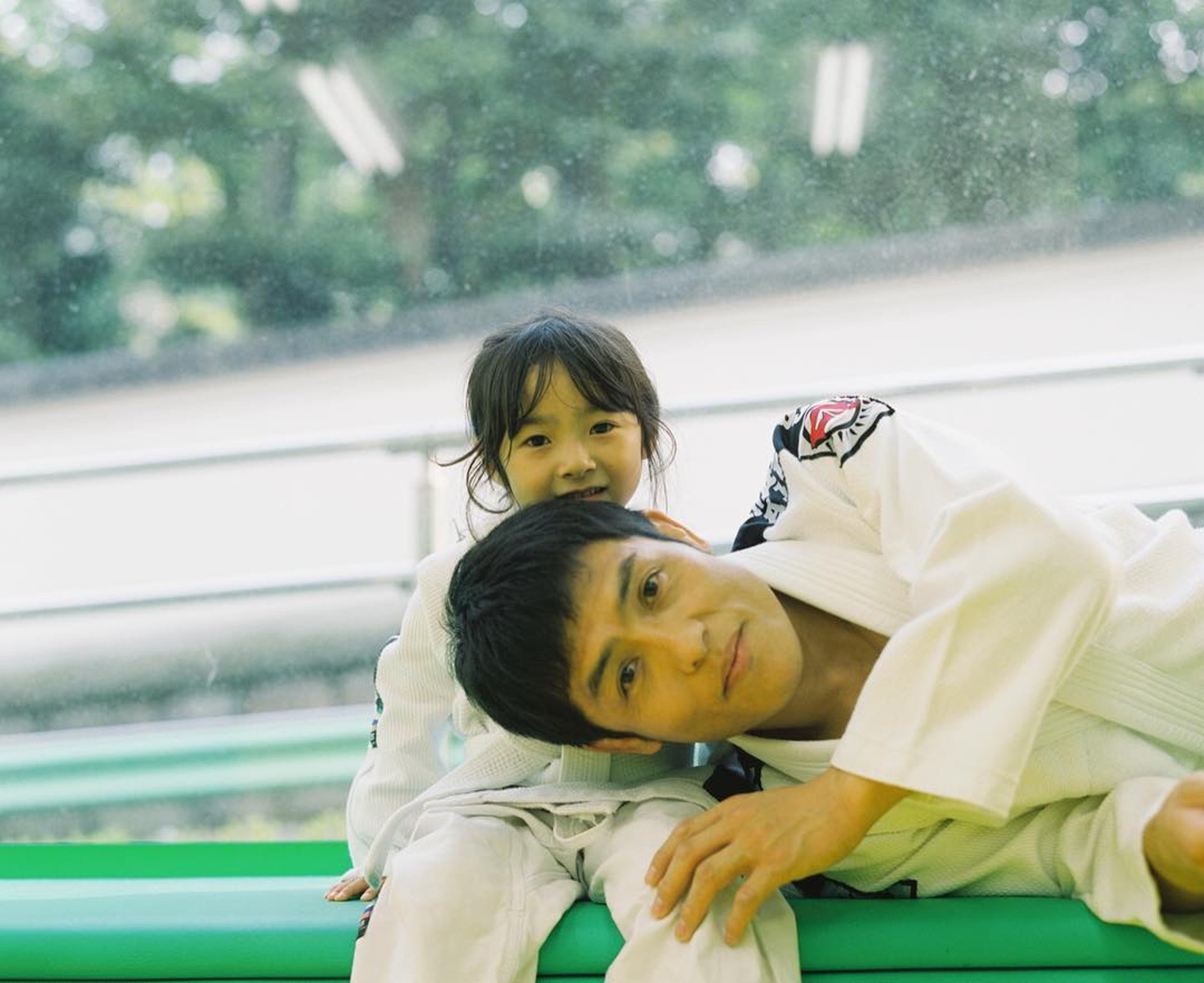 【延伸閱讀：日本超級慈父拍1萬張照片　紀錄愛女與心臟病搏鬥經過】石川祐樹是一位柔術大師，段位黑帶。日站君剛知道的時候，第一個想法就是「不苟言笑的大佬」！（Ig@yuki_ishikawa_photo）