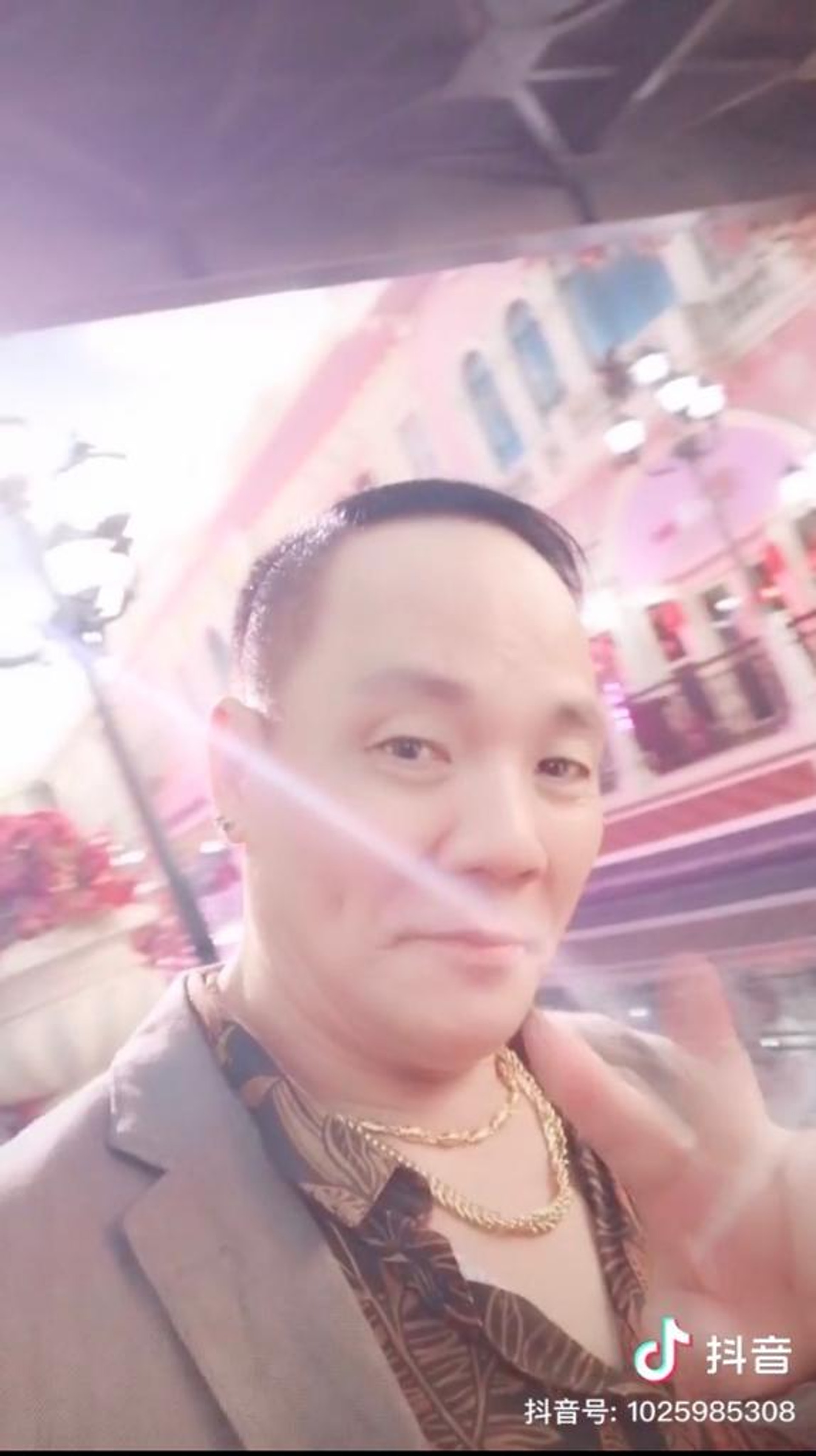 59歲 賭俠 大軍身材發福喜感大增曬超粗金鏈霸氣自拍 59歲 賭俠 大軍身材發福喜感大增曬超粗金鏈霸氣自拍