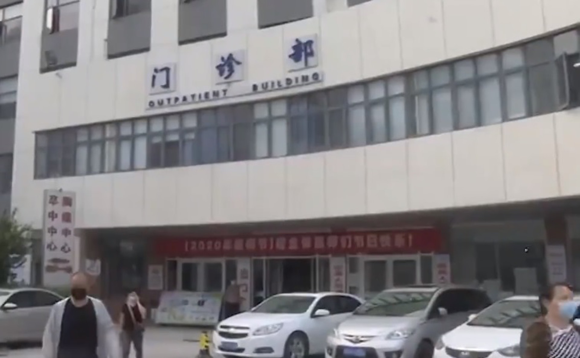 男事主近日到淮安市第二人民醫院求診。(微博影片截圖) 男事主近日到淮安市第二人民醫院求診。(微博影片截圖)