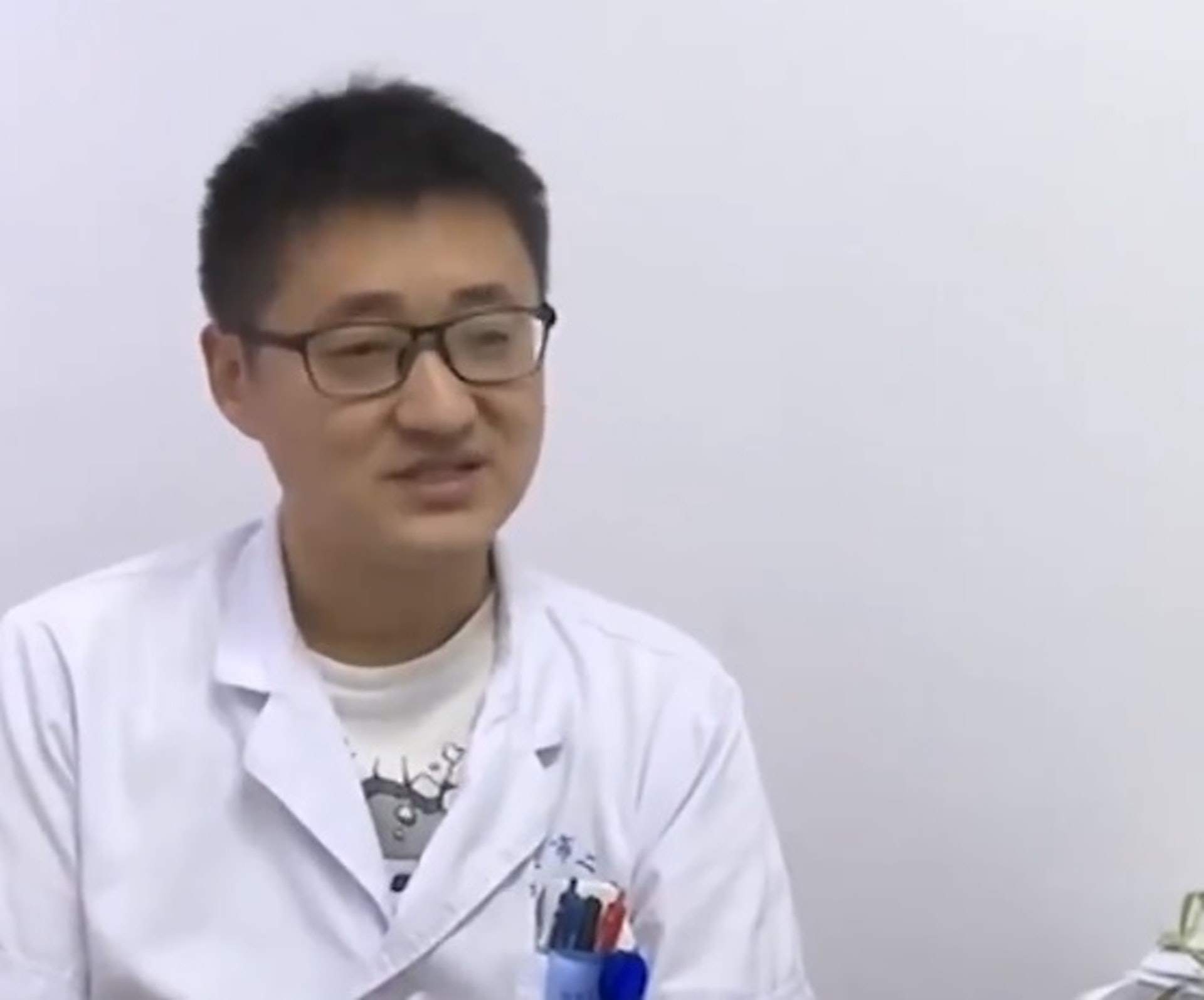骨科主診醫生王磊表示,因為外固定支架的釘道受嚴重感染,引起骨髓炎,男事主很可能會終身殘廢。(微博影片截圖) 骨科主診醫生王磊表示,因為外固定支架的釘道受嚴重感染,引起骨髓炎,男事主很可能會終身殘廢。(微博影片截圖)